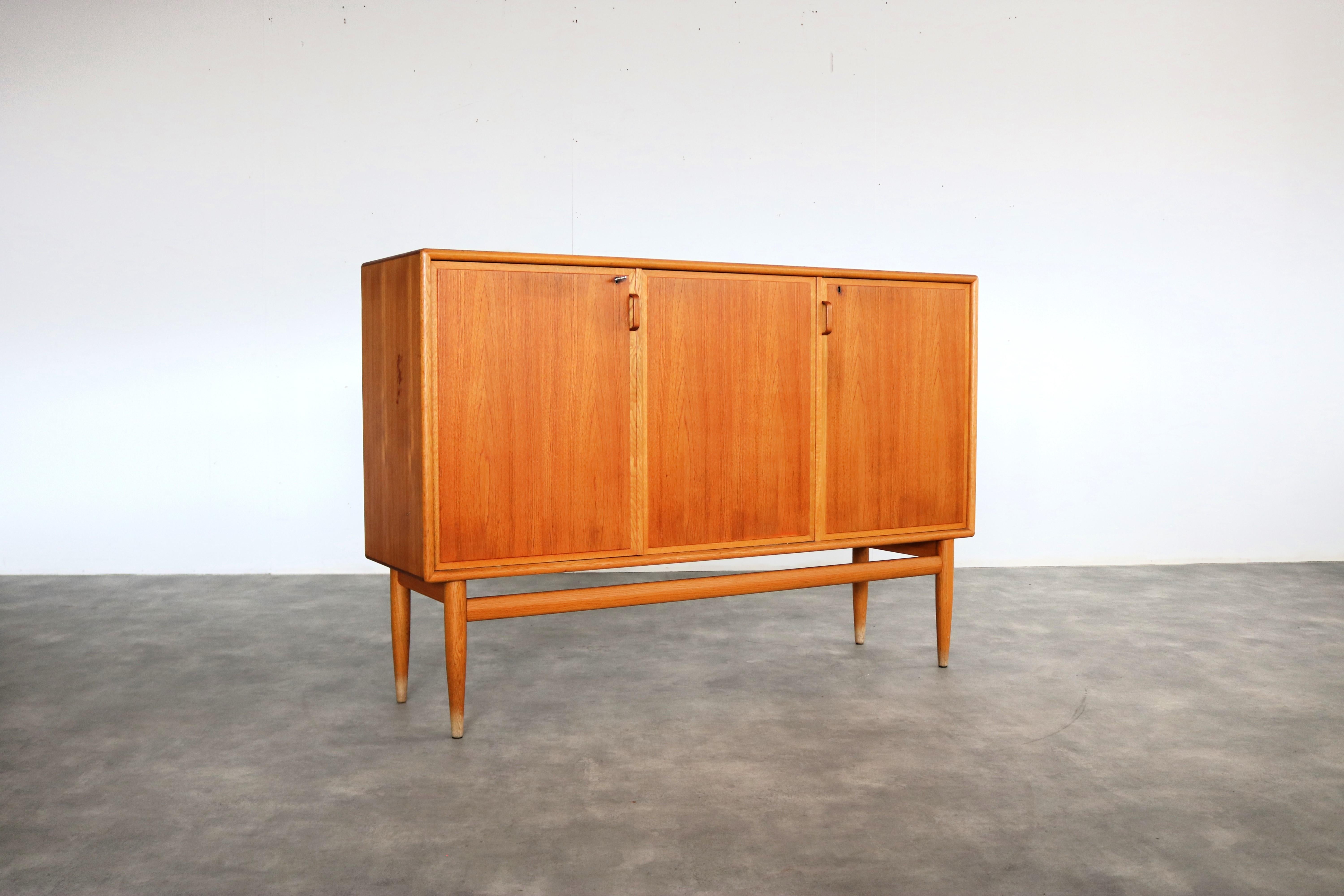 Vintage-Anrichte  Anrichte  60s  Bodafors

Zeitraum  60's
Entwurf  Bertil Fridhagen  Bodafors  Schweden
Bedingung  gut  leichte Gebrauchsspuren
Größe  106 x 155 x 45 (HxBxT)

Details  Eiche;

Artikelnummer  2542