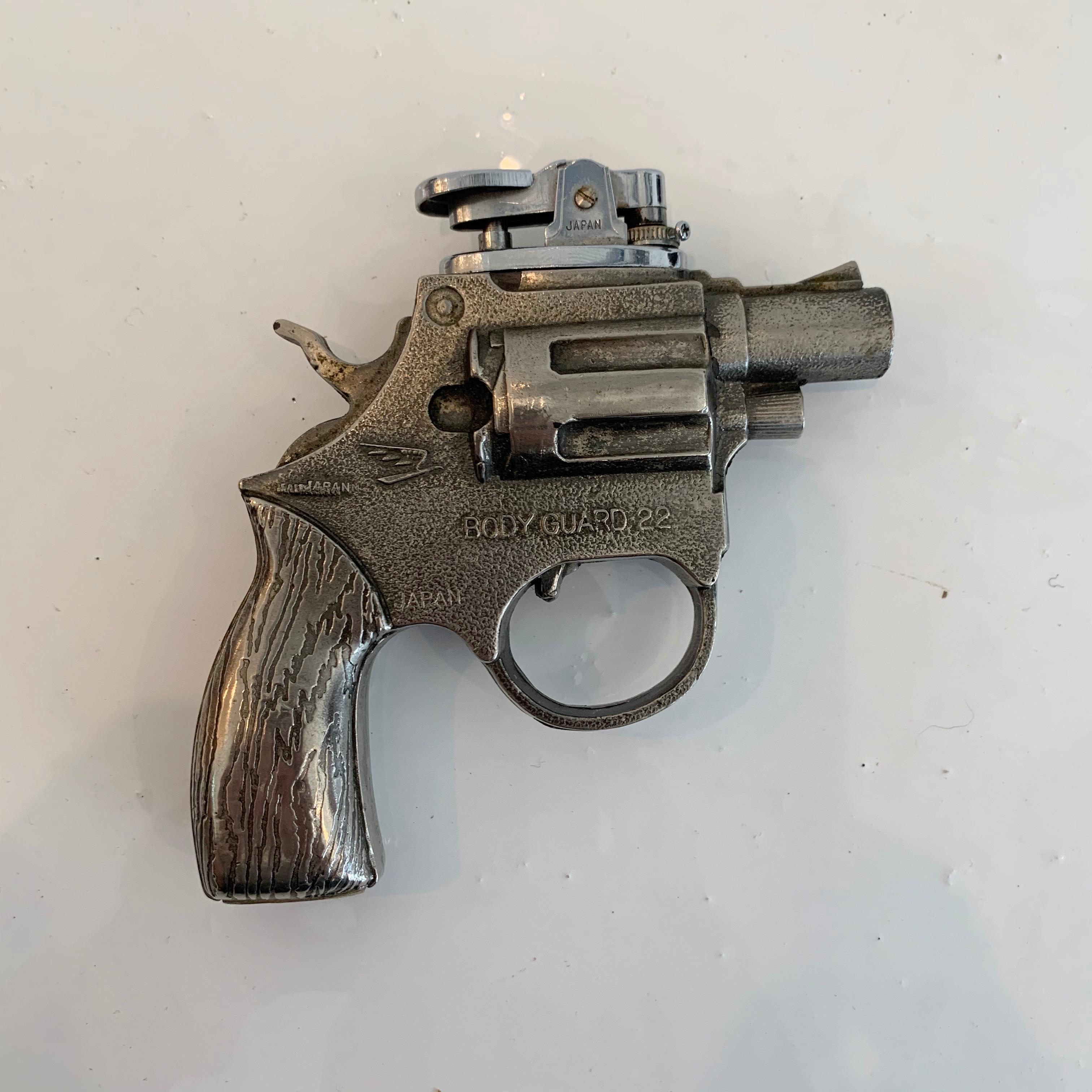 Cool vintage table lighter in the shape of a handgun. Handgun is a body guard 22 revolver. Made of metal. Made in Japan. Good working condition. Great object.

  