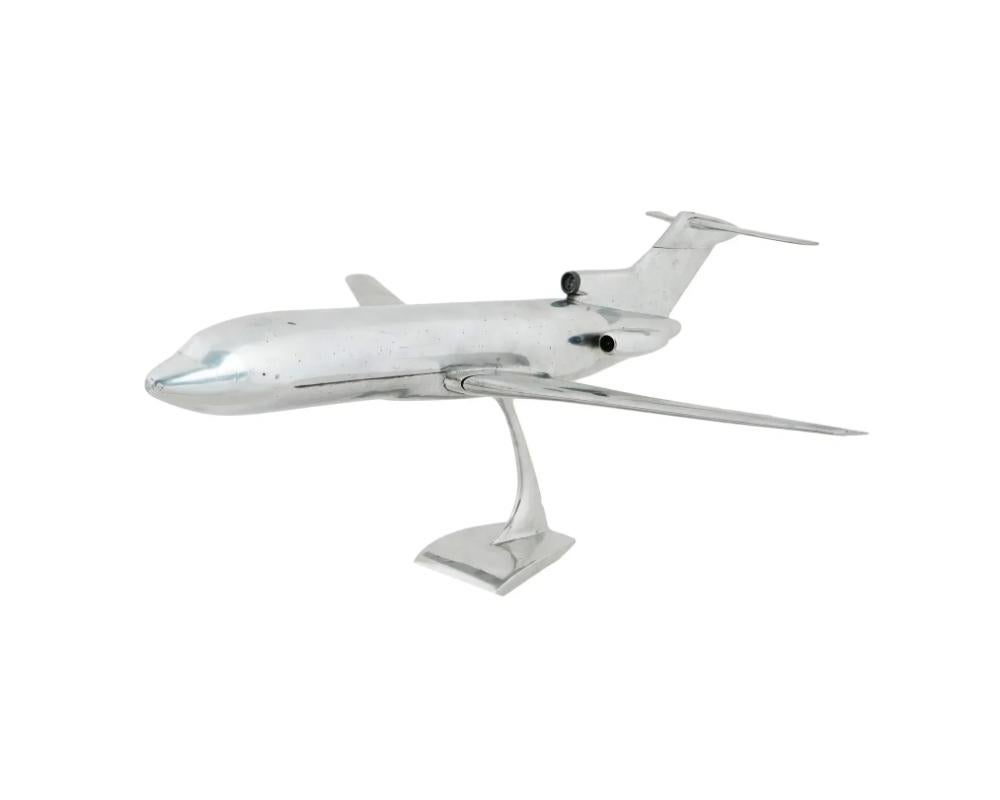 Un modèle d'avion Boeing 727 vintage en vol, monté sur une base solide, sert d'accessoire de bureau ou de presse-papier élégant. Son design dynamique capture l'essence de l'aviation, ce qui en fait une pièce à la fois fonctionnelle et décorative
