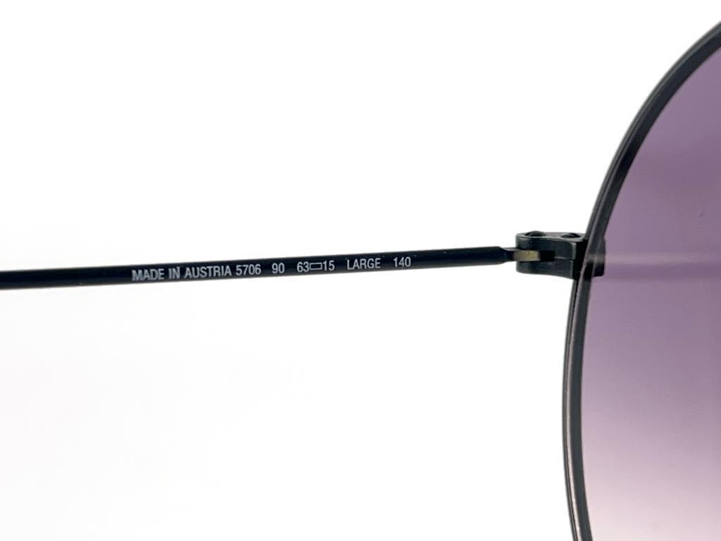 Stilvolle und auffällige Vintage Boeing 5706 90 1980'S Sonnenbrille.
Violette Linsen mit Farbverlauf
Neu! Nie getragen oder ausgestellt
Dieser Artikel kann leichte Gebrauchsspuren aufweisen  Auf den Linsen aufgrund der Lagerung.



Hergestellt in