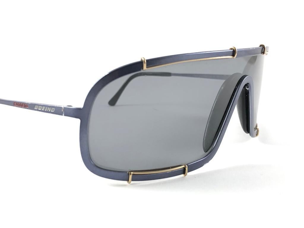 Ultra Rare : Die Boeing Collection'S von Carrera. Metallischer lila Rahmen mit hellgrauen Mono-Gläsern. 

Erstaunliche Handwerkskunst und Qualität. 

Dieses Element ist fast 40 Jahre alt und zeigen geringfügige Anzeichen von Verschleiß durch die