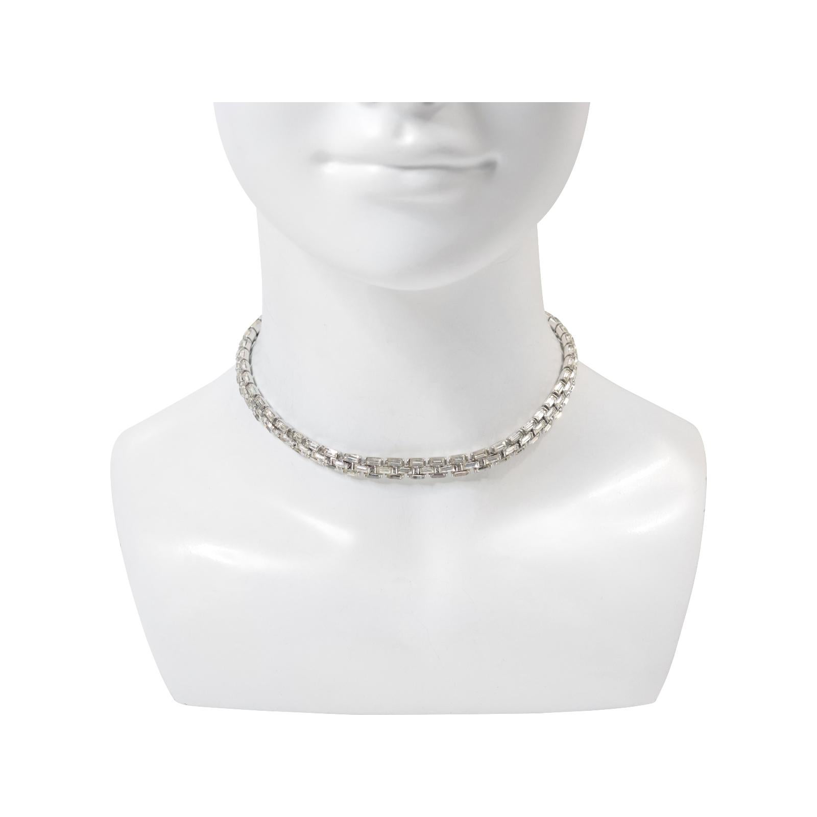 Collana girocollo con diamanti baguette Bogoff vintage, CIRCA 1960. È il sogno di un minimalista, ma è comunque presente. È pesante, sostanzioso e ben fatto. Sono tutte baguette, con quella al centro che si sovrappone alle altre due per creare un
