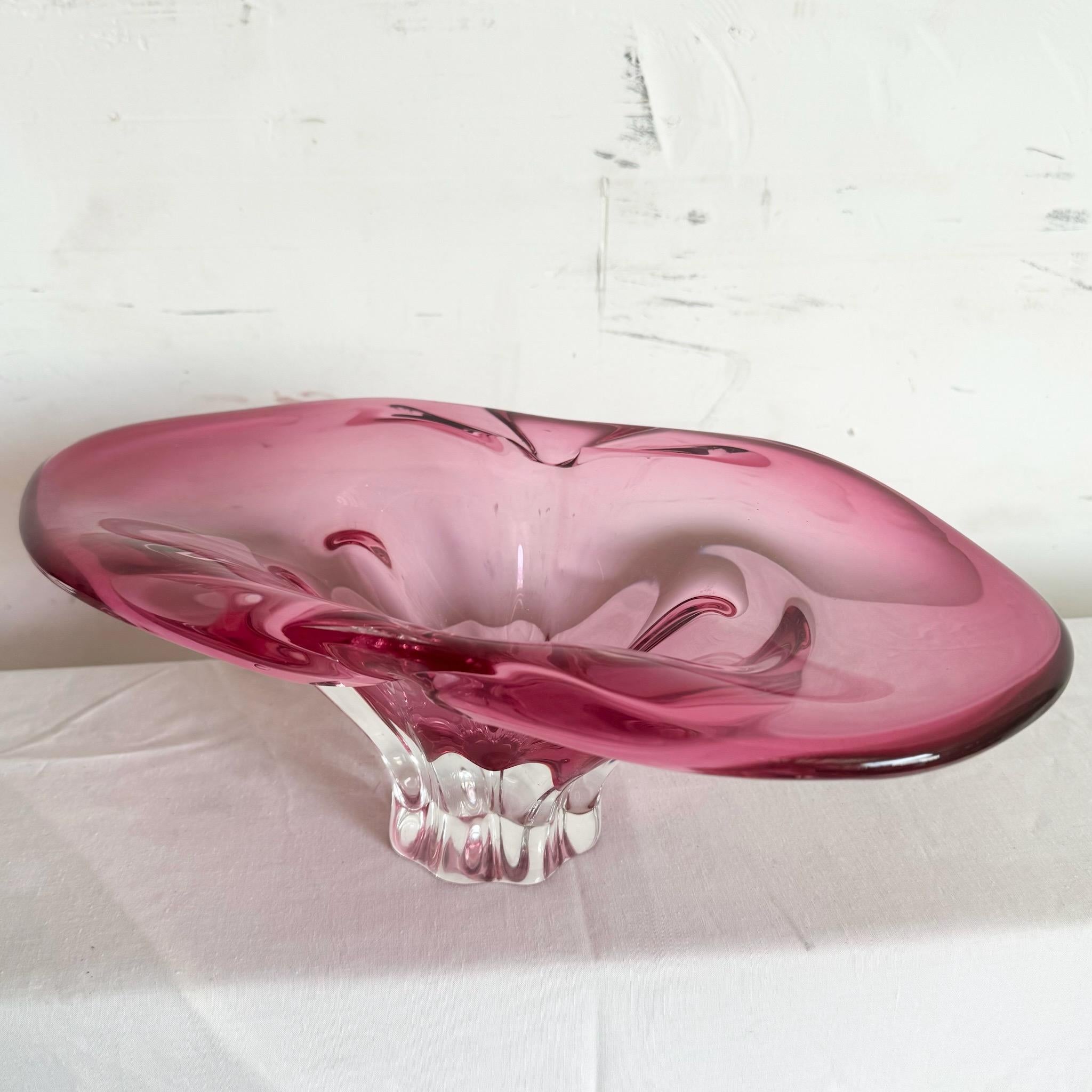 Ajoutez une touche d'élégance du milieu du siècle à votre espace avec ce bol en verre rose Bohemia Chribska vintage, conçu par Josef Hospodka dans les années 1960. Dotée d'un magnifique design en verre rose tourbillonnant, cette pièce fabriquée à la