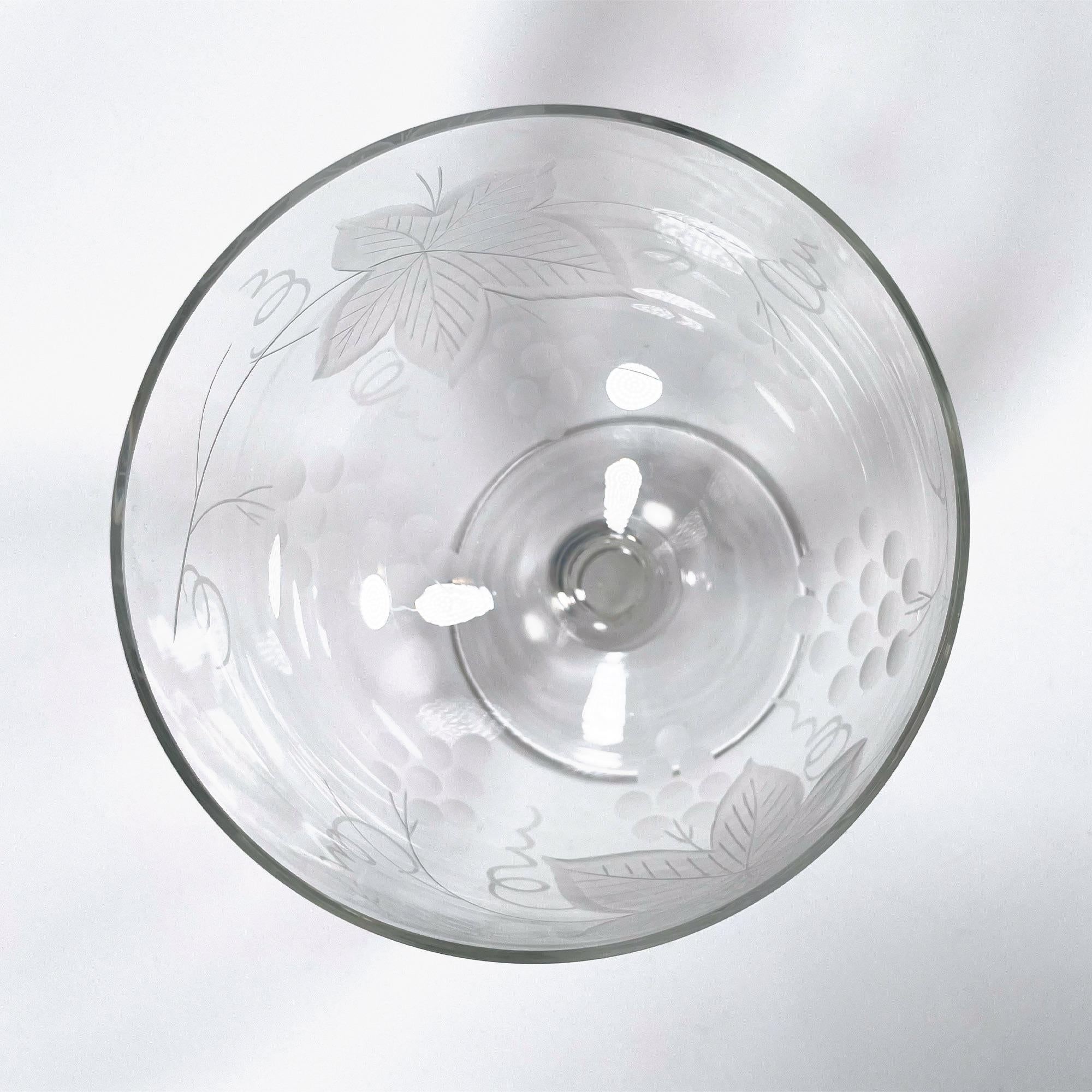 Añade un toque de elegancia vintage a tu hogar con este exquisito cuenco de cristal de Bohemia de los años 70. Adornada con un asombroso motivo grabado en forma de parra, esta pieza muestra la fina artesanía y los intrincados detalles típicos de la
