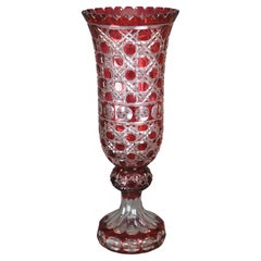 Bohemian Czech Ruby Red Cut to Clear Footed Kristall-Blumenvase mit Fuß, Tschechische Vintage, 21"