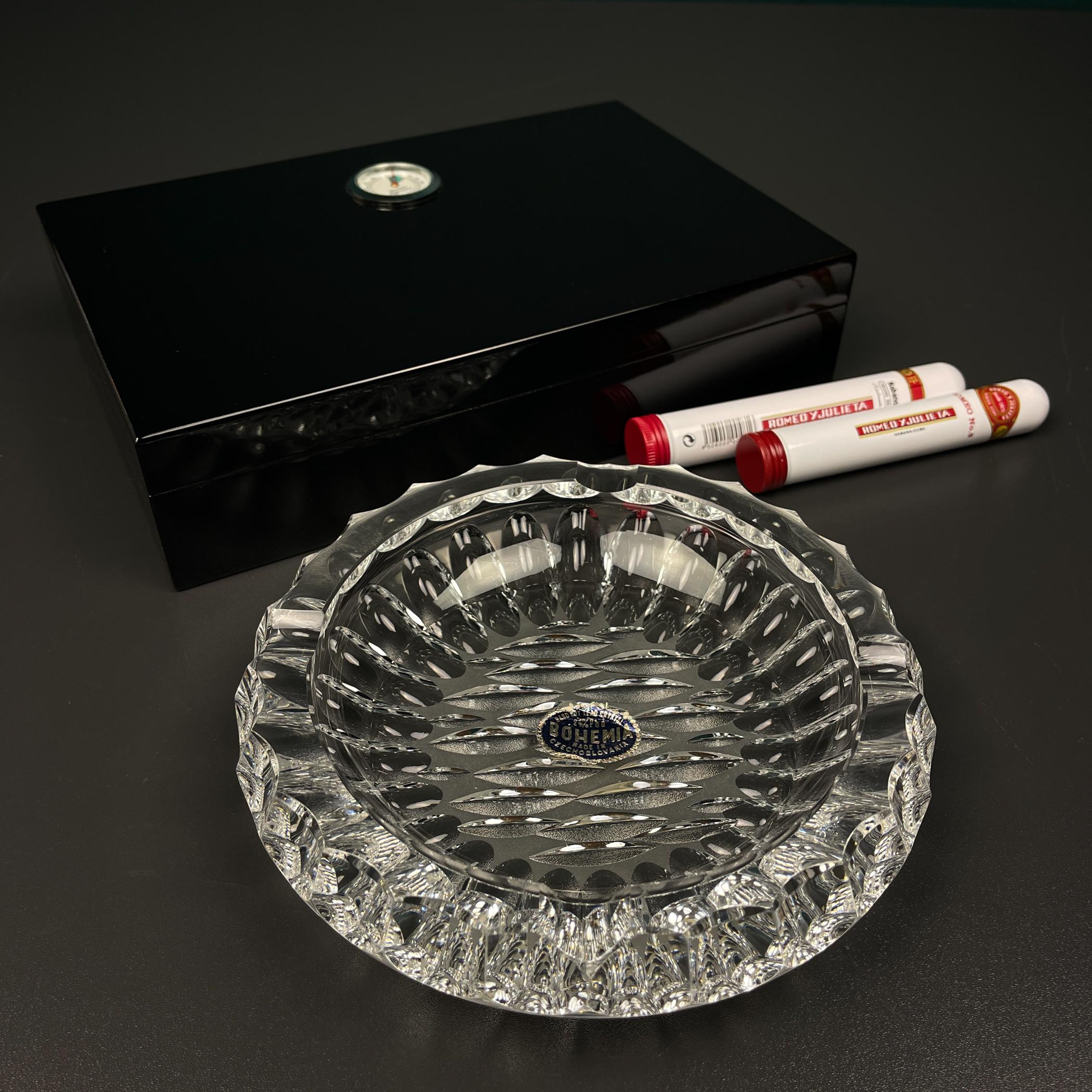 Posacenere d'epoca in vetro di Bohemia Crystal, prodotto in Cecoslovacchia negli anni Settanta.
Magnifico cristallo al piombo tagliato a mano.
Il posacenere in vetro vintage è in ottime condizioni, mai usato.
Il posacenere di cristallo ha