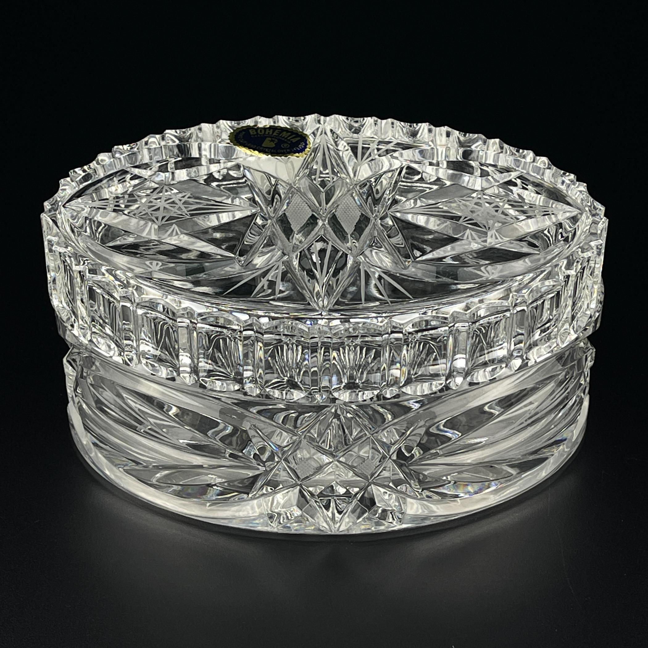 Ciotola per caramelle d'epoca in vetro di Bohemia Crystal, realizzata in Cecoslovacchia negli anni Settanta.
Magnifico cristallo al piombo tagliato a mano.
La zuccheriera in vetro vintage è in ottime condizioni, c'è una piccola scheggiatura sul