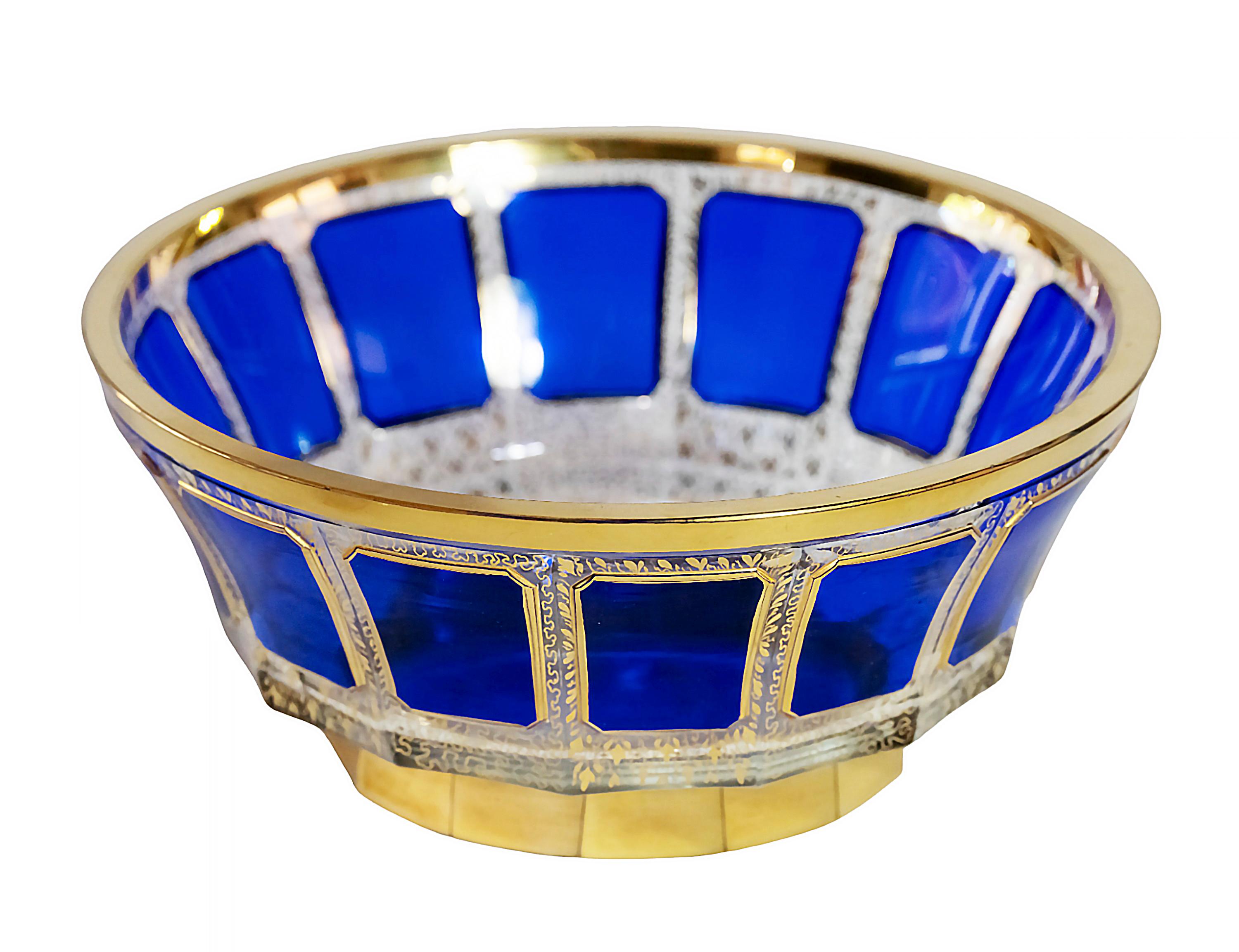 Bol bohémien en verre transparent épais, décoré de verre bleu, de garnitures dorées et de motifs dorés à travers le verre.
Le bol est lourd et en très bon état.