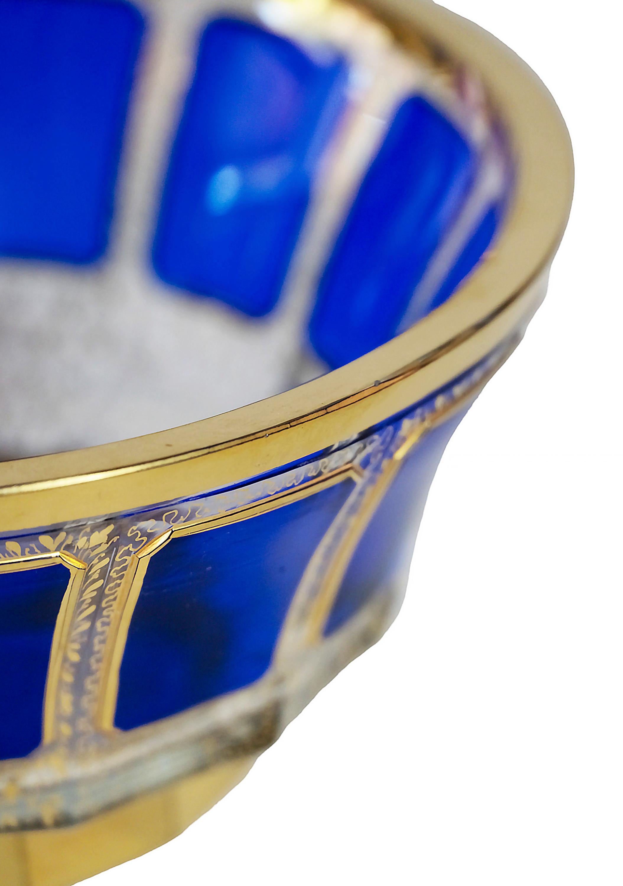 Tchèque Bol en verre doré fait à la main et de style bohémien en vente