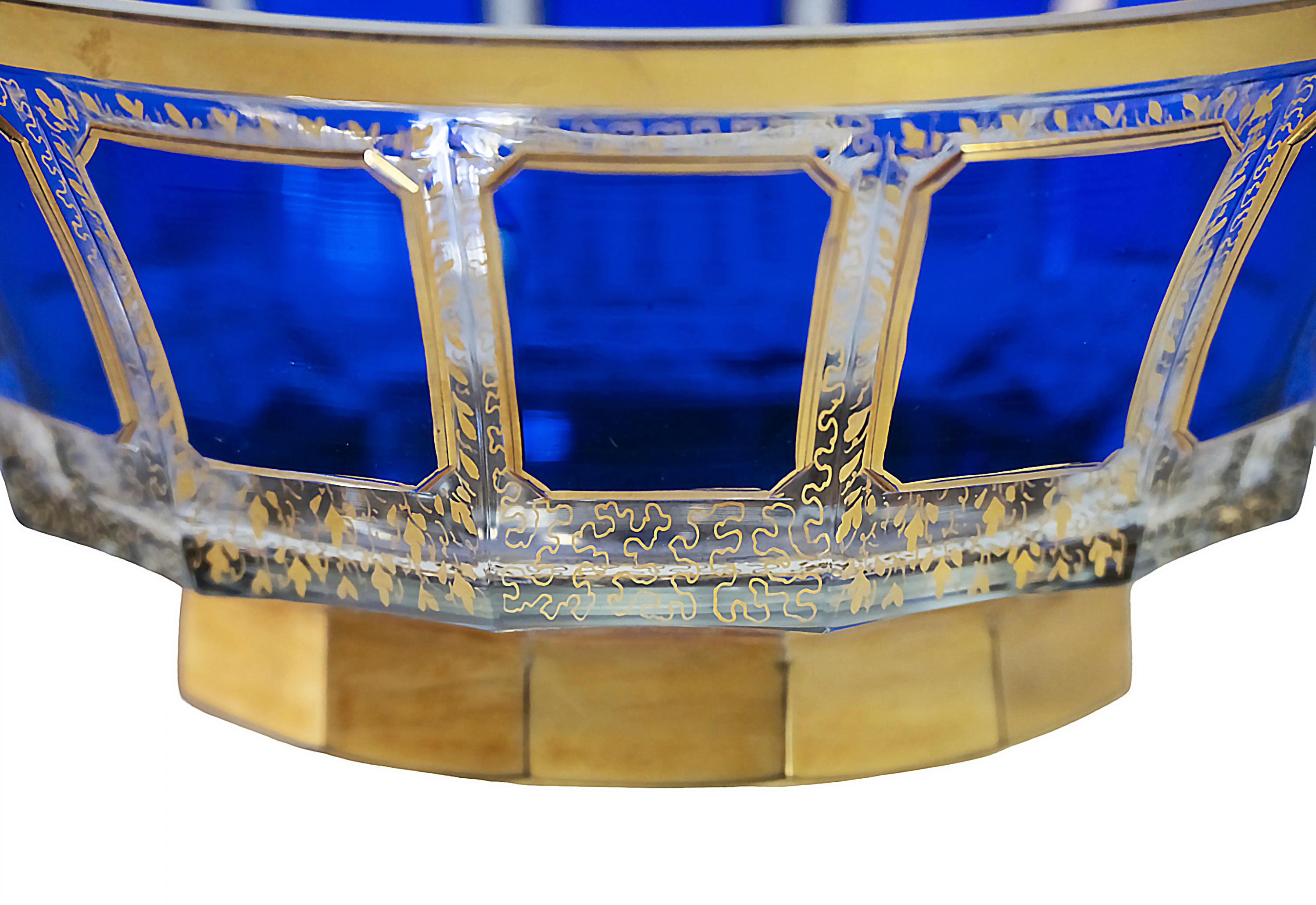 Milieu du XXe siècle Bol en verre doré fait à la main et de style bohémien en vente