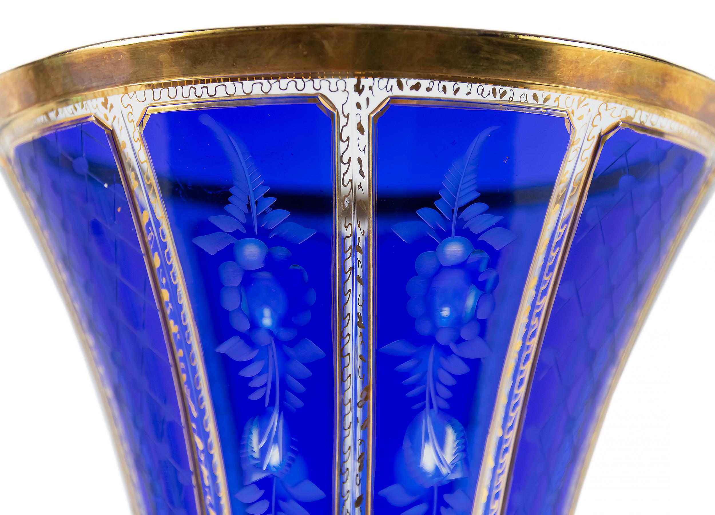 Jarrón vintage de cristal dorado hecho a mano en Bohemia mediados del siglo XX en venta