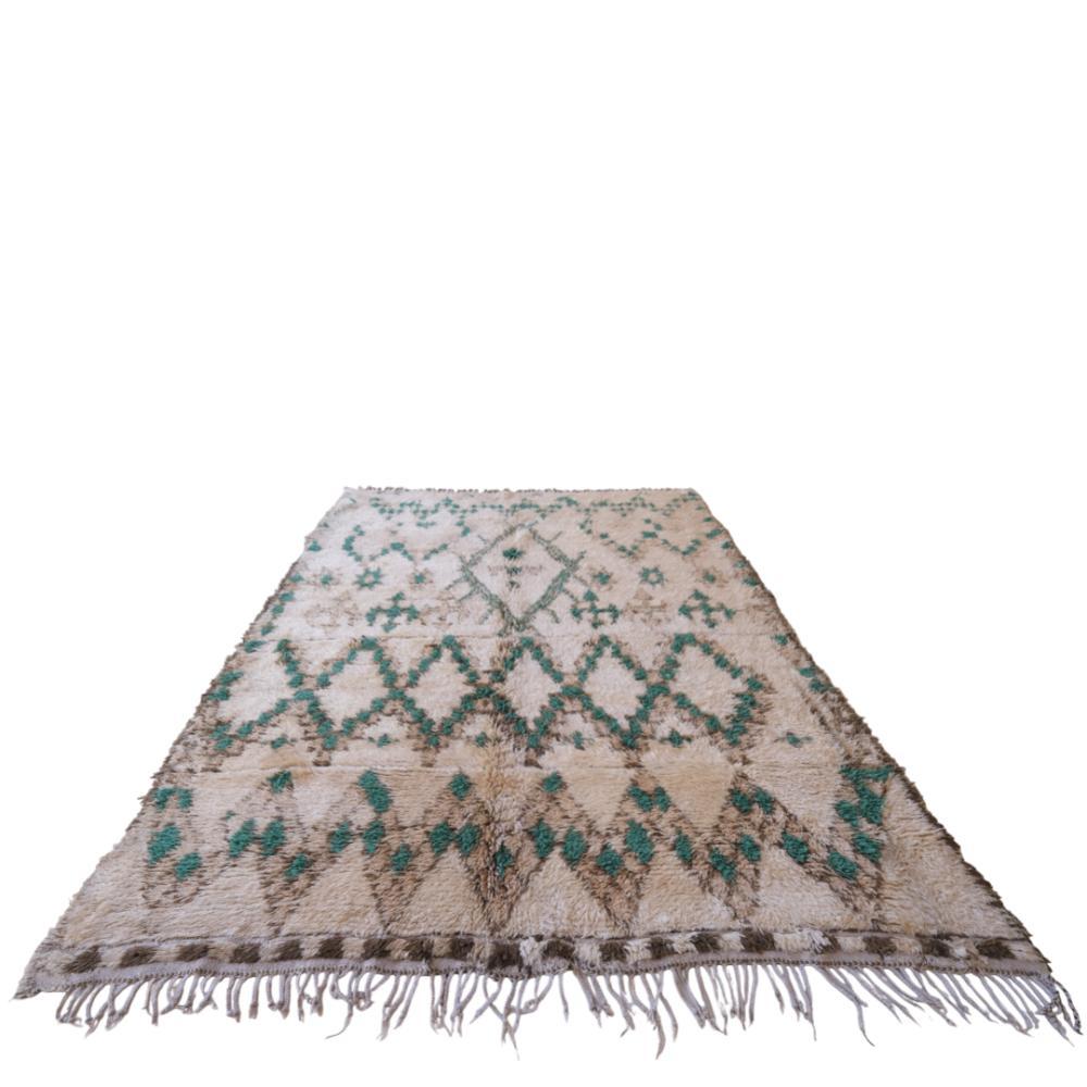 Uno splendido tappeto marocchino vintage della tribù dei Marmoucha. Questo classico tappeto neutro presenta un disegno geometrico in lana verde. Questo pezzo bohémien è stato tessuto a mano in Marocco intorno agli anni '70, mettendo in mostra le