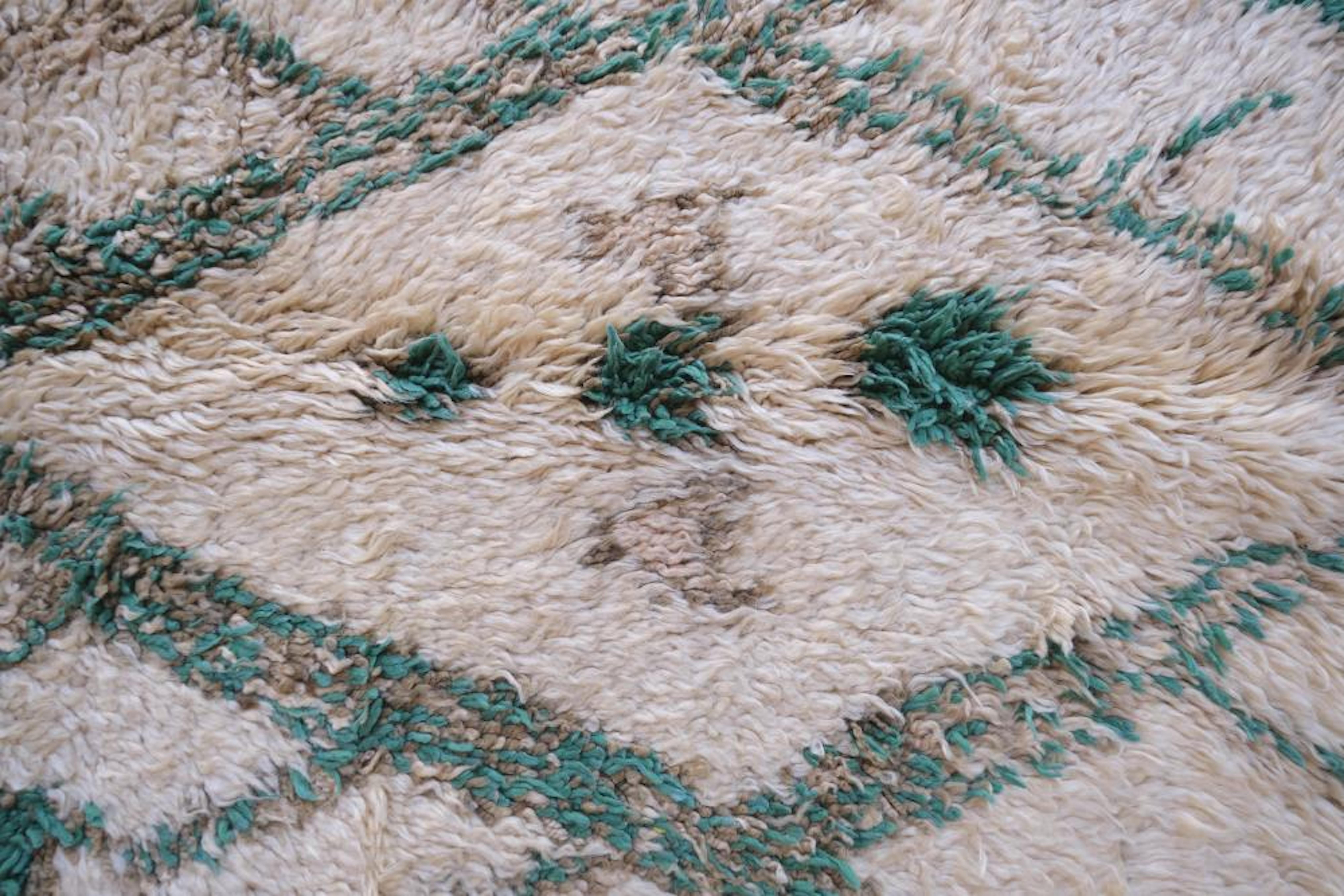 Marocchino Tappeto Marmoucha vintage bohémien neutro e verde marocchino con disegno tribale in vendita