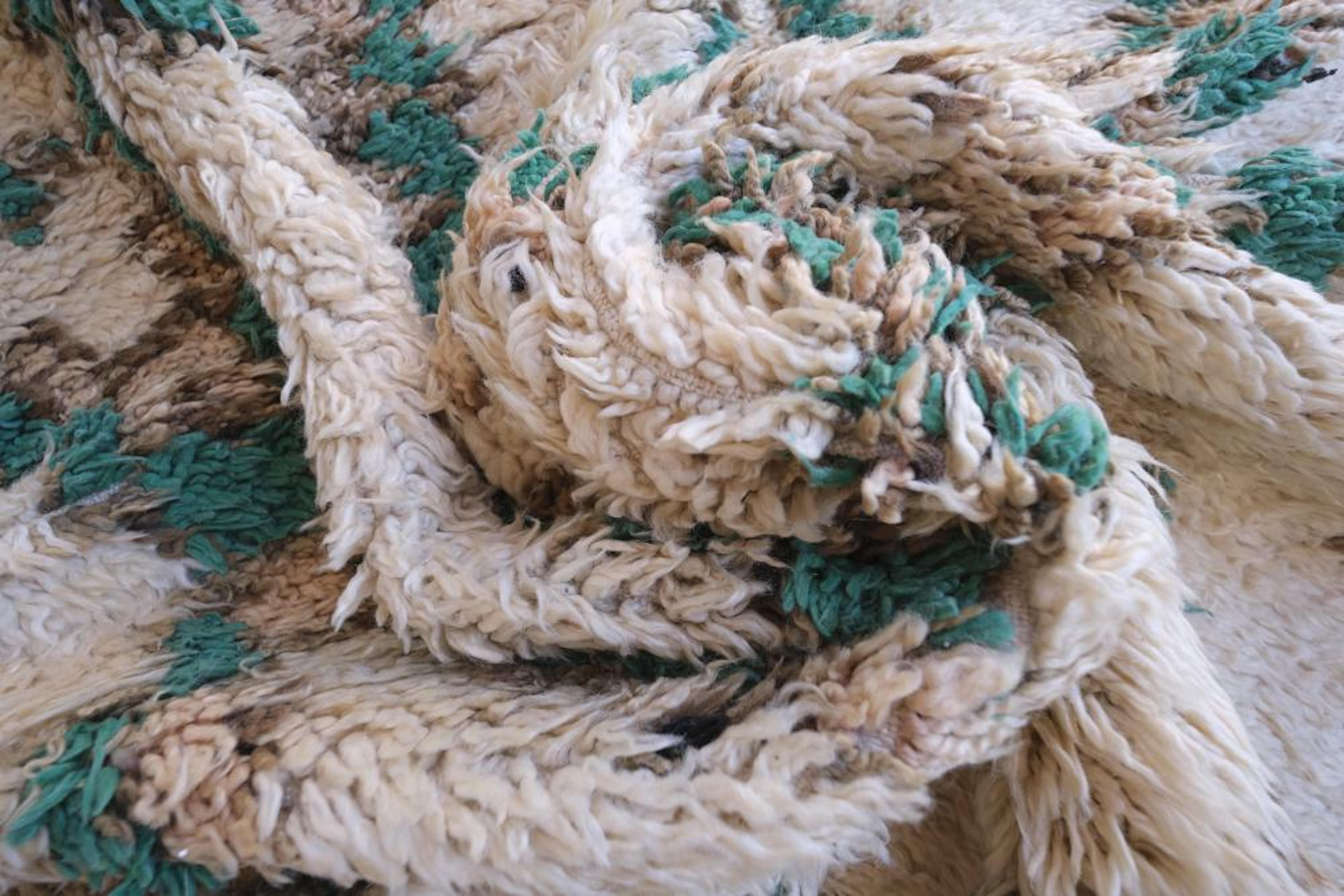 Tessuto Tappeto Marmoucha vintage bohémien neutro e verde marocchino con disegno tribale in vendita