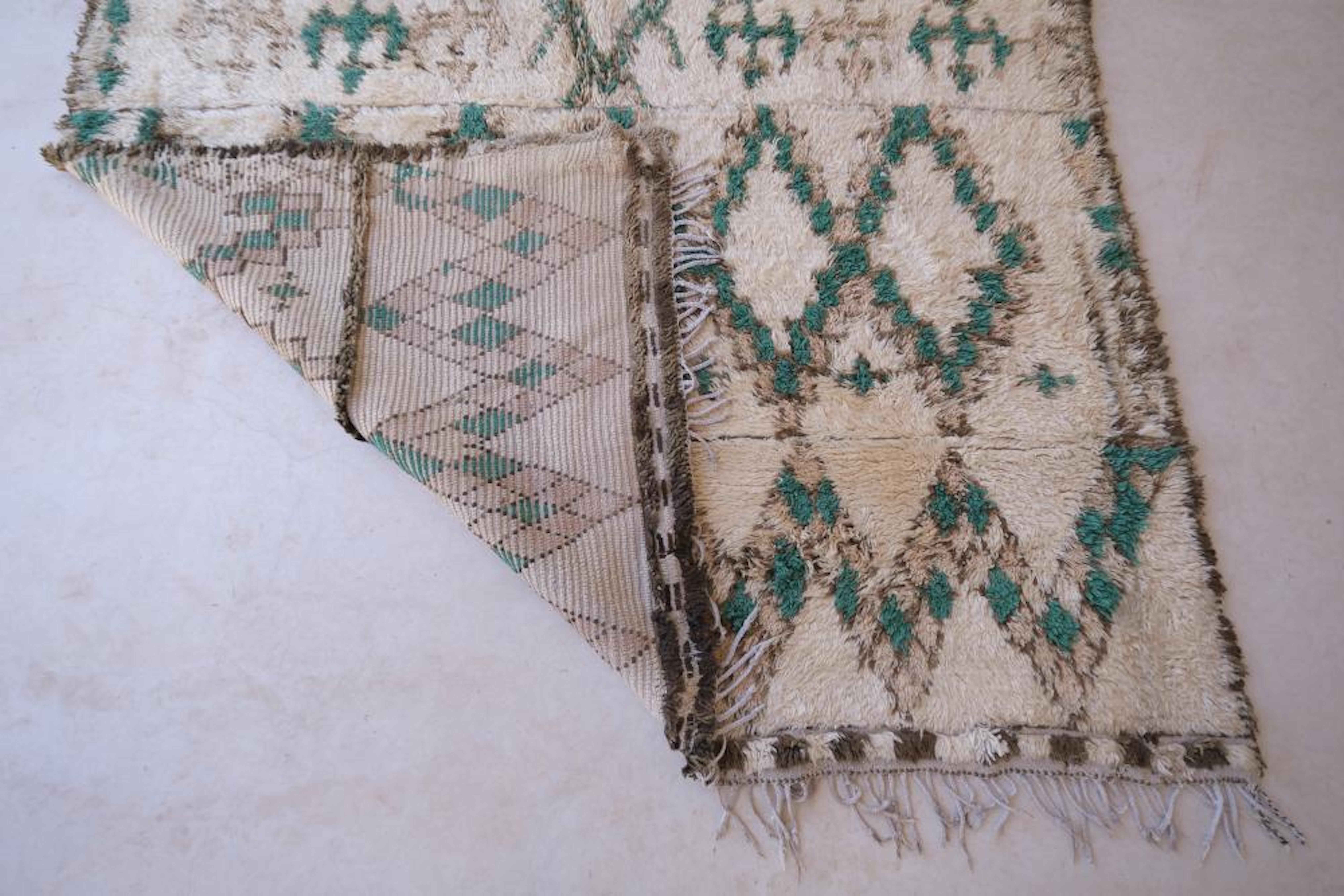 Fine XX secolo Tappeto Marmoucha vintage bohémien neutro e verde marocchino con disegno tribale in vendita