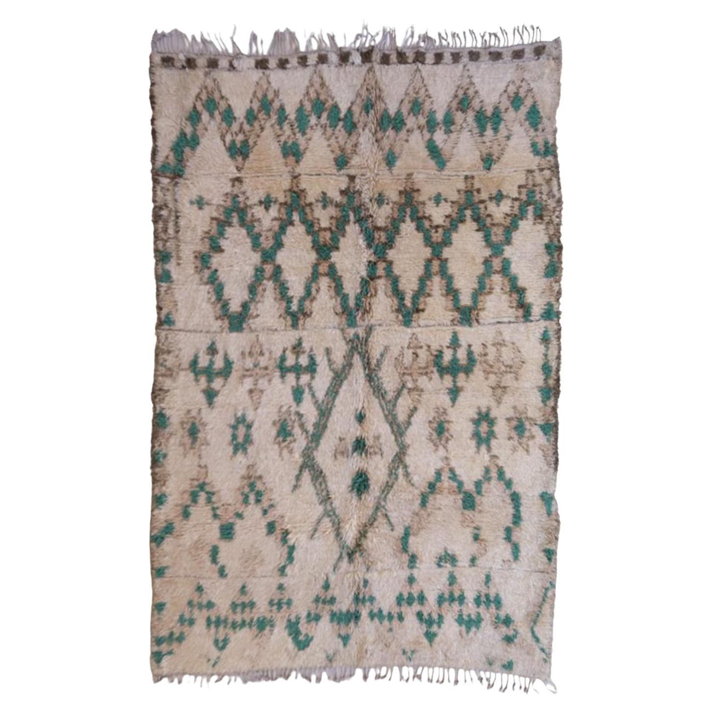 Tappeto Marmoucha vintage bohémien neutro e verde marocchino con disegno tribale in vendita