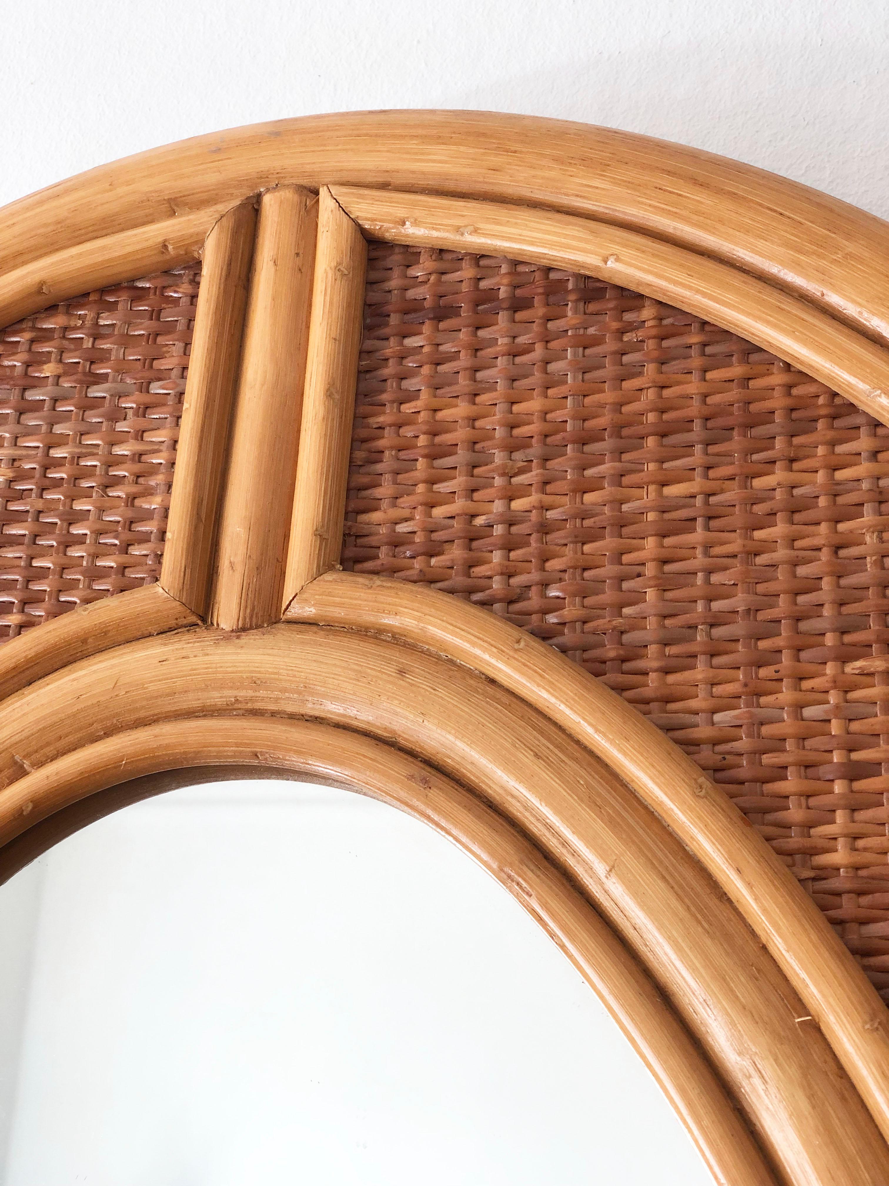 Indonesiano Specchio da parete ovale bohémien in rattan con fettuccia di canna 1970s in vendita