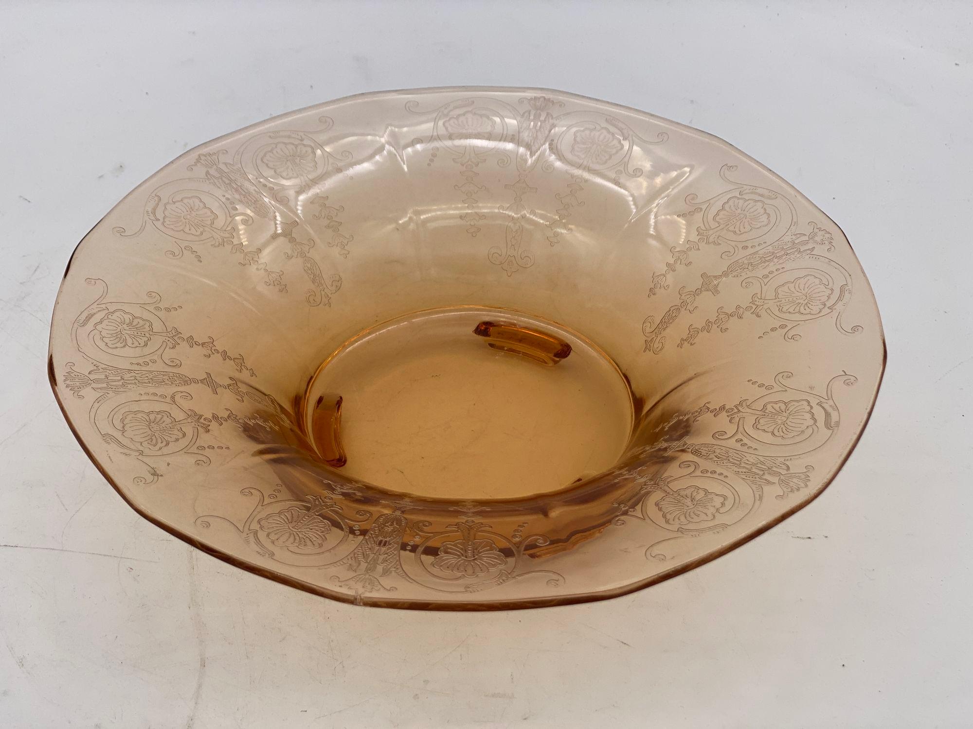 Bohemianische Vintage-Obstschale aus pfirsichfarbenem Intaglio-Glas, um 1930 im Zustand „Hervorragend“ im Angebot in Van Nuys, CA