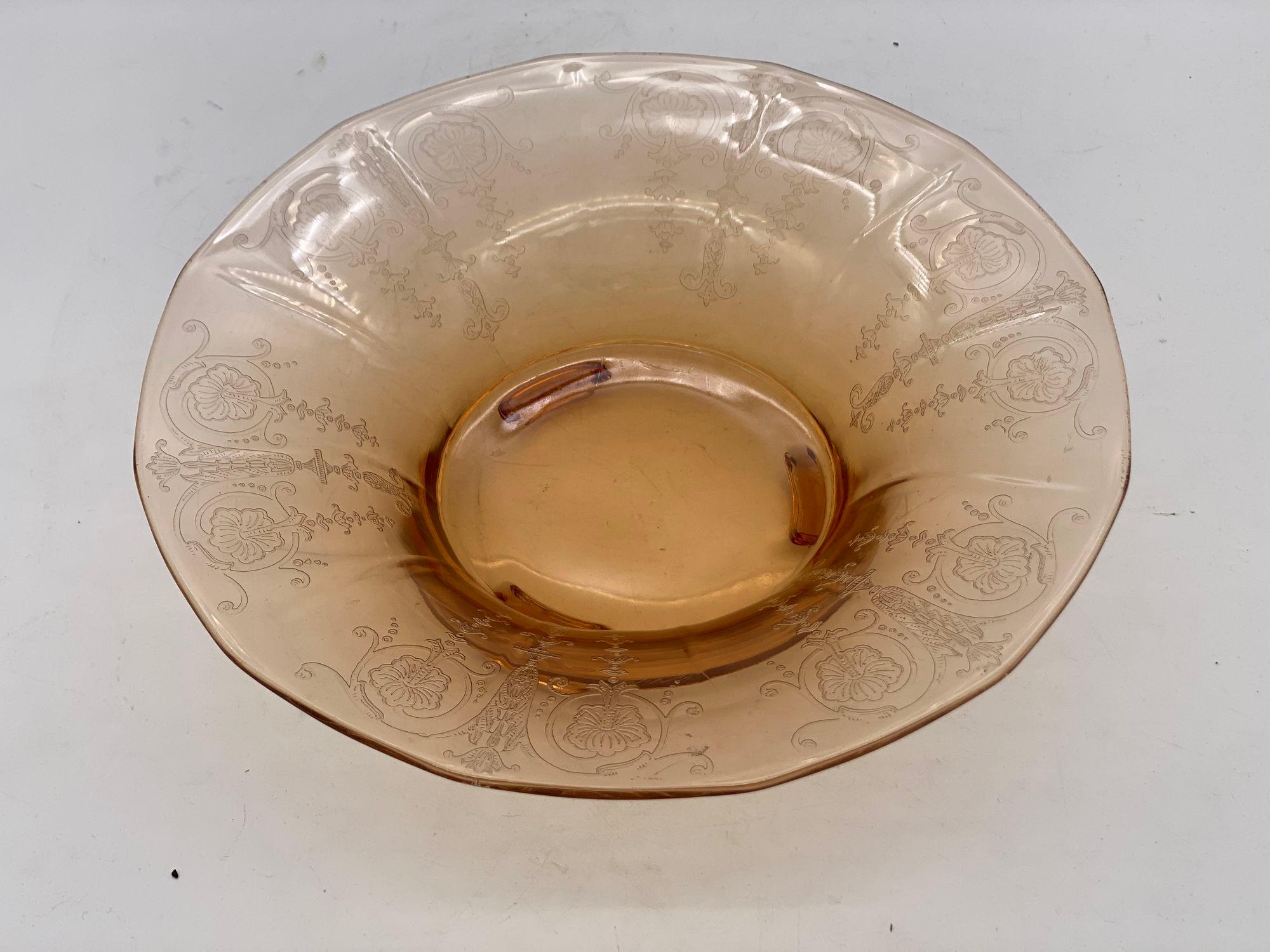 Bohemianische Vintage-Obstschale aus pfirsichfarbenem Intaglio-Glas, um 1930 (Mitte des 20. Jahrhunderts) im Angebot