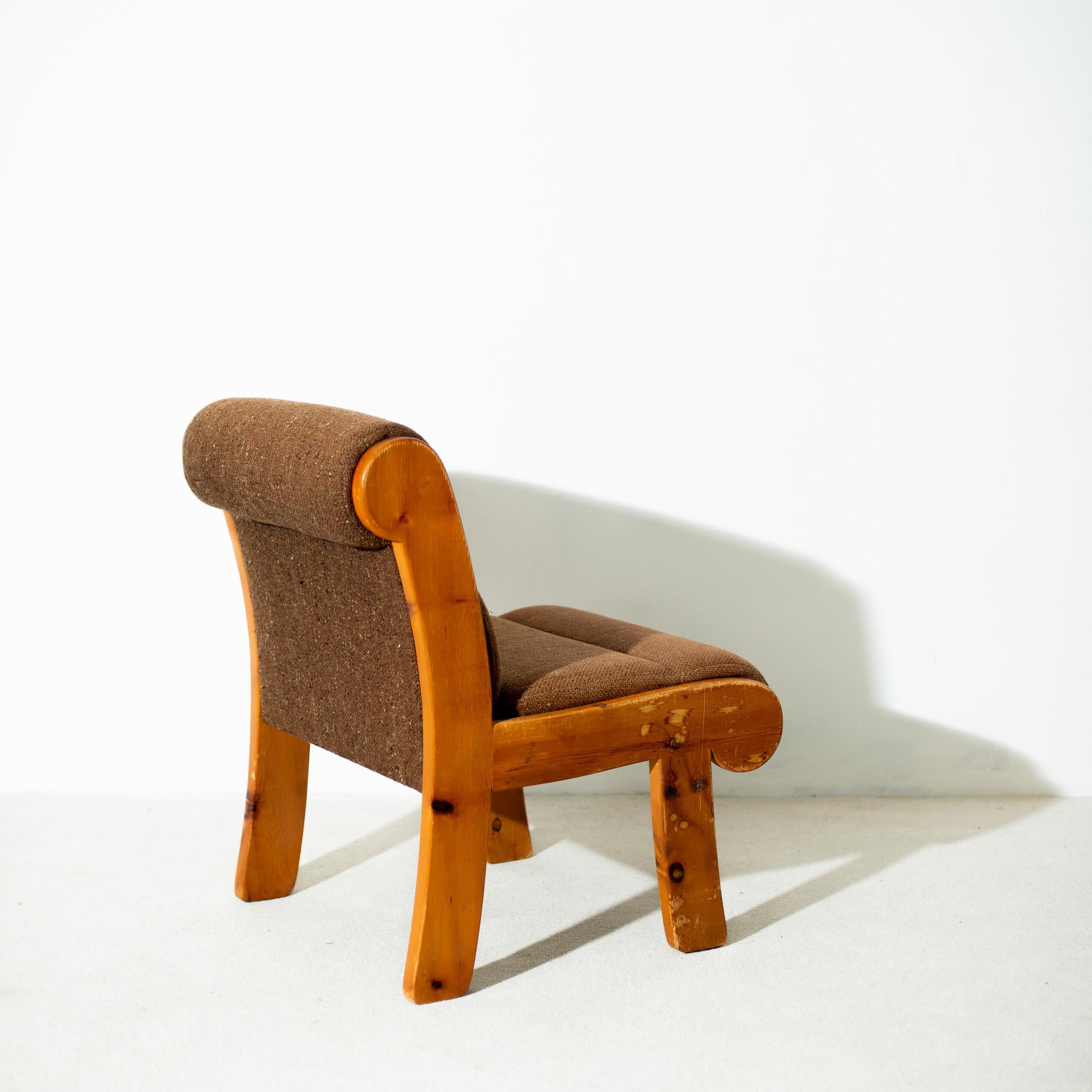 Dieser böhmische Kieferstuhl im Schweizer Vintage-Stil ist ein wahres Schmuckstück, das die Ästhetik und das verspielte Design des Mid-Century-Modern-Stils widerspiegelt. Seine schlichten, aber markanten Linien bringen nicht nur Eleganz, sondern