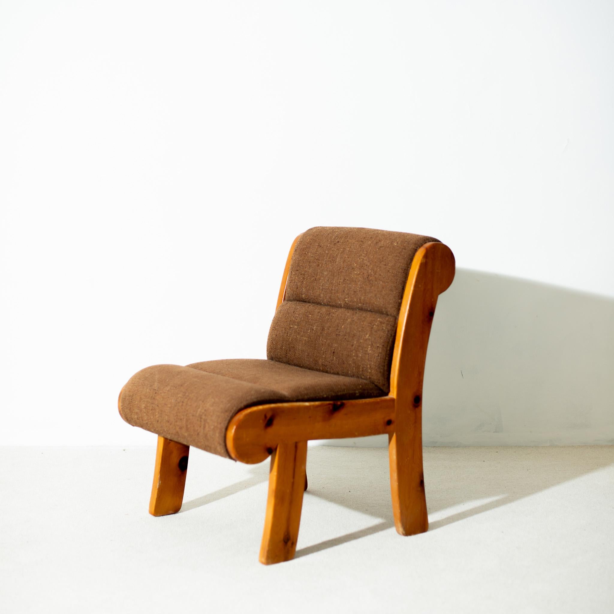 Vintage, Bohème-Sessel aus Kiefernholz aus der Schweiz (Schweizerisch) im Angebot