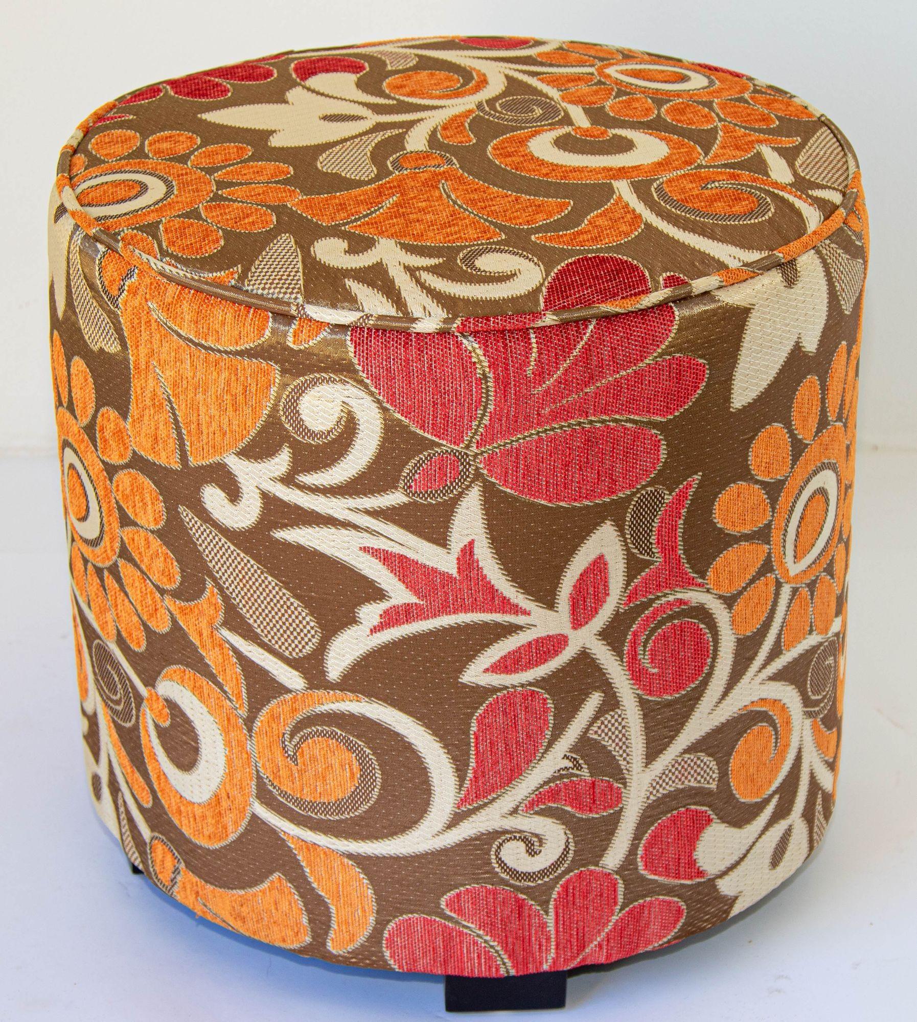 Tabourets cylindriques modernes vintage en bronze, rouge, blanc et tapisserie en tissu de velours psychédélique rouge dans le style des années 1970.
Paire de tabourets cylindriques post-modernes contemporains très décoratifs, tapissés de tissu
