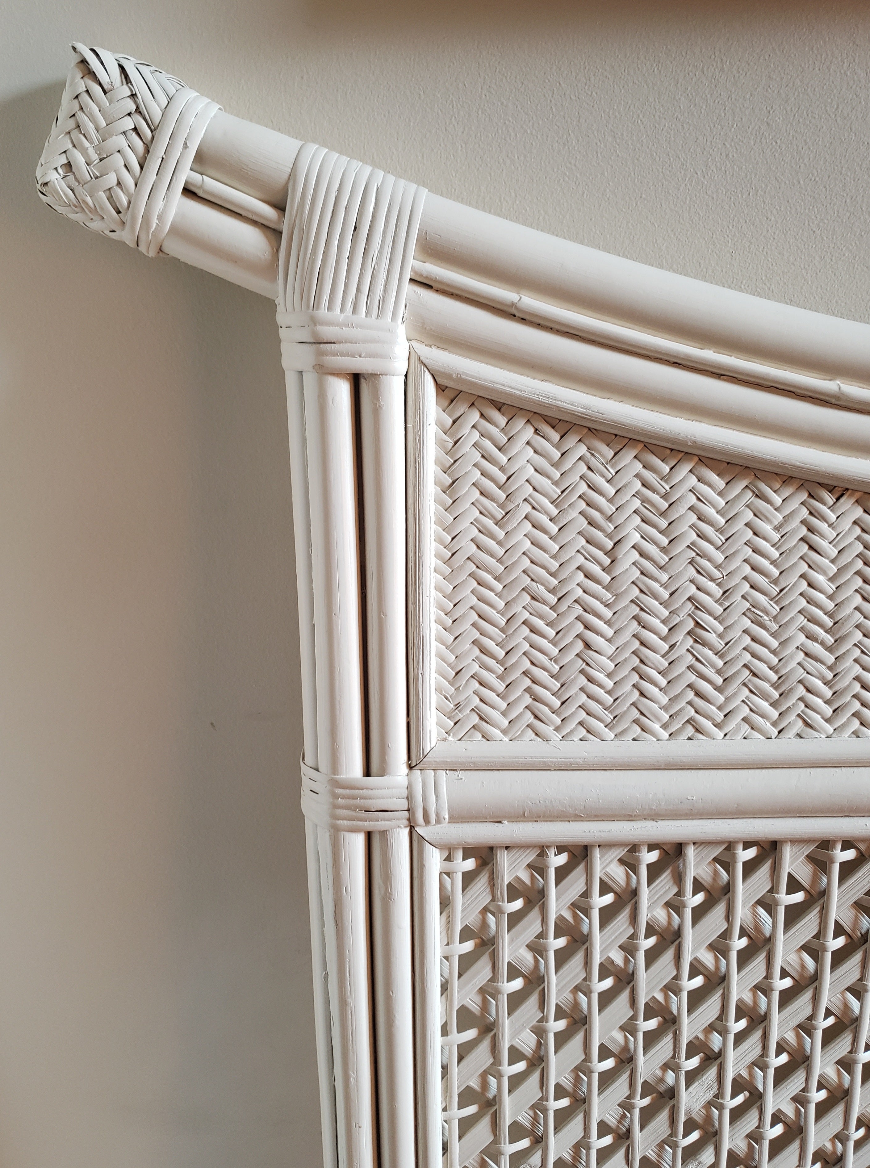 Boho Chic Vintage wicker Rattan twin headboards. 
Painted in antique white creamy color. 
Measure 48.5 in width to the extremities of the headboards, 41.5 in width to the bed frame and 54