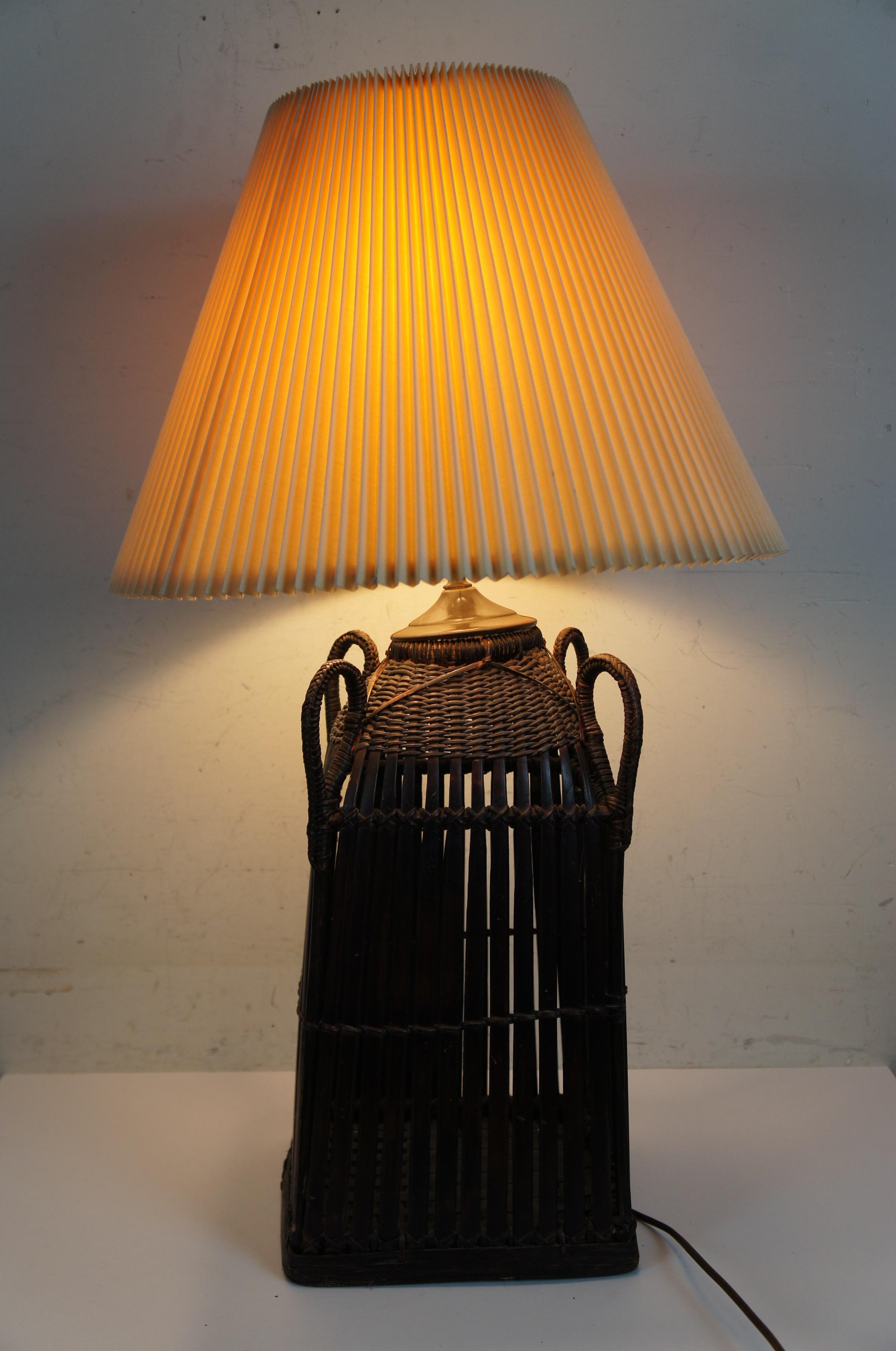 Lámpara de sobremesa vintage bohemia de mimbre y ratán tejida 31 en venta 5