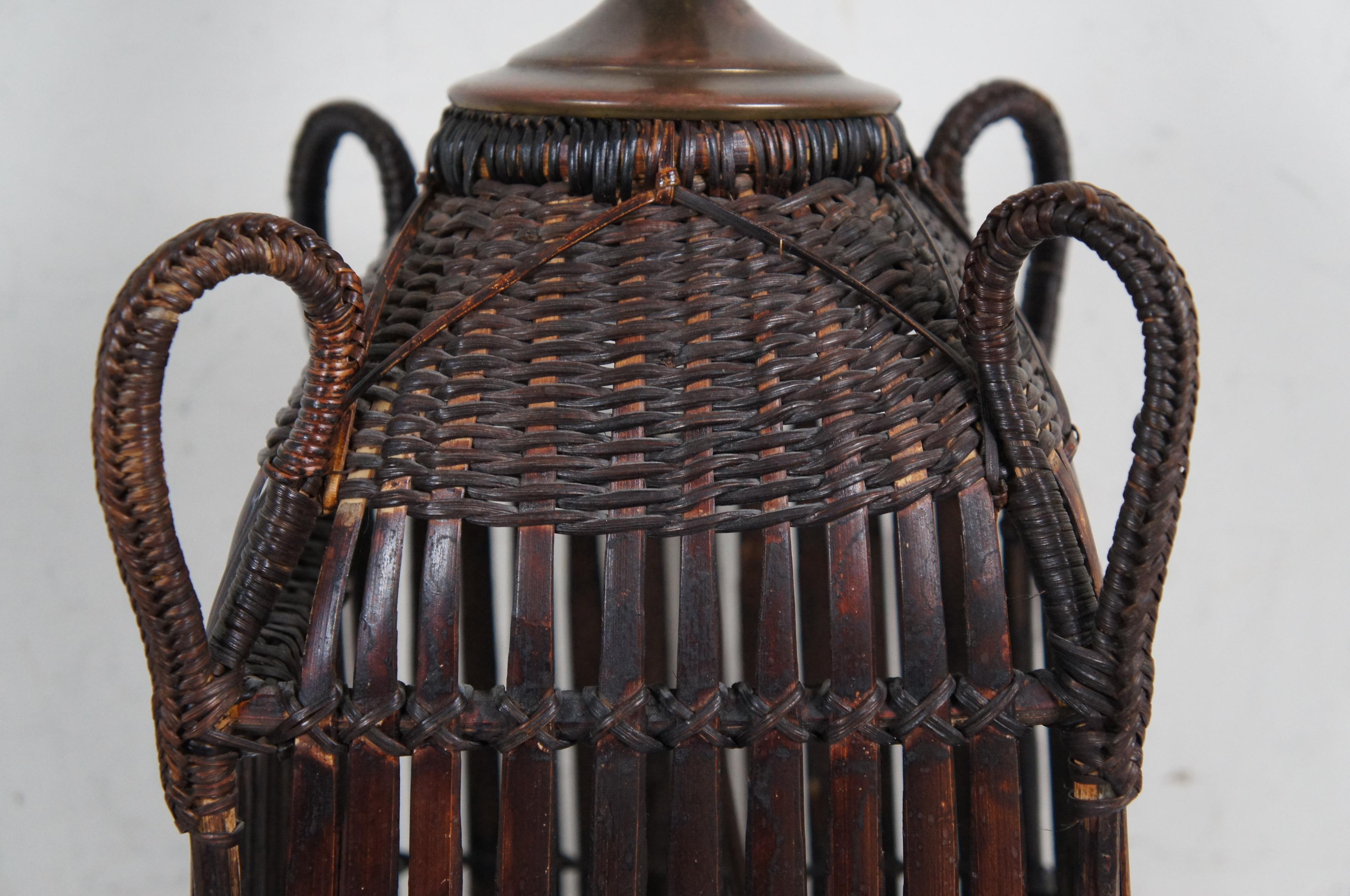 Lámpara de sobremesa vintage bohemia de mimbre y ratán tejida 31 siglo XX en venta