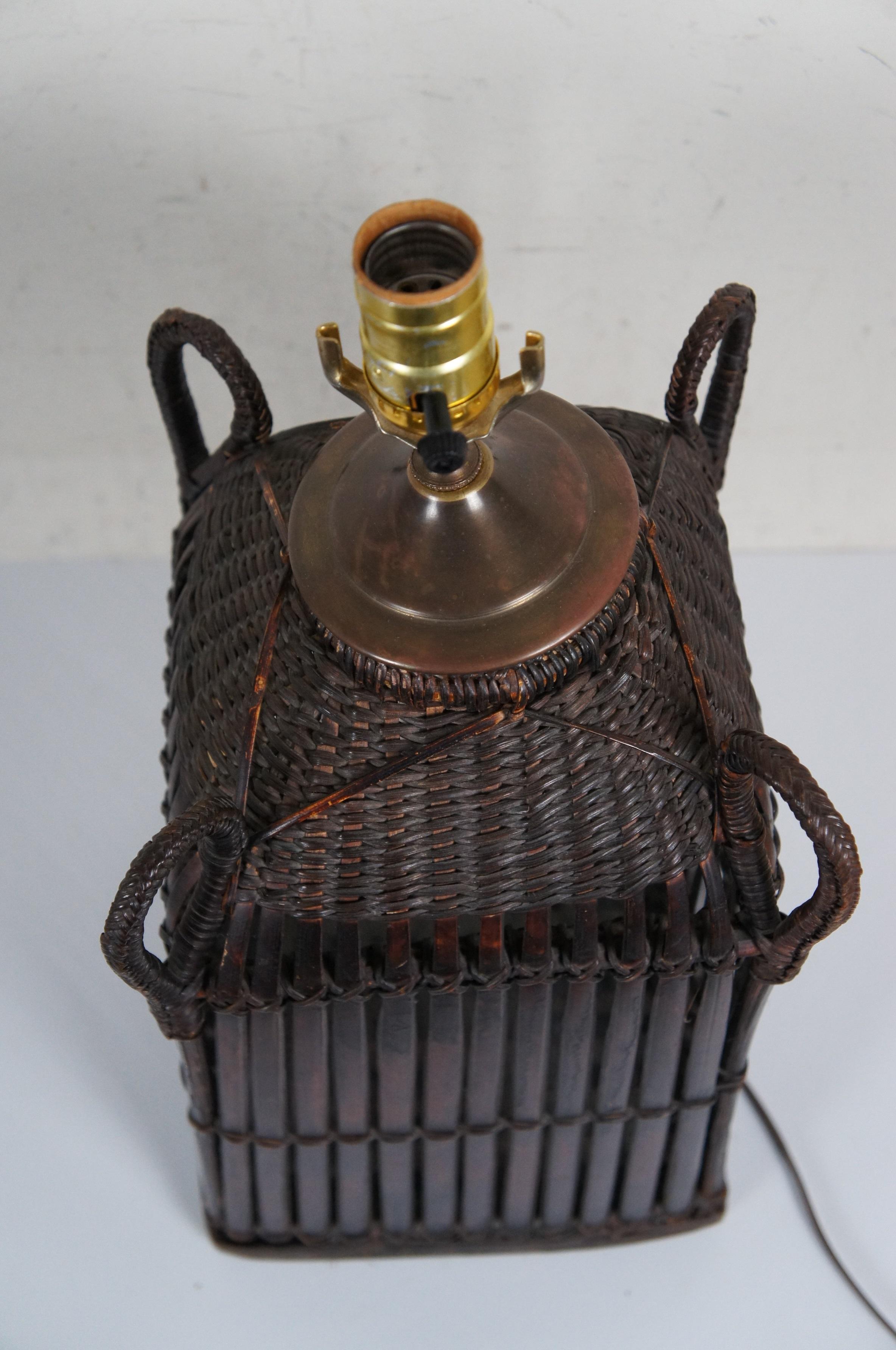 Lámpara de sobremesa vintage bohemia de mimbre y ratán tejida 31 en venta 2
