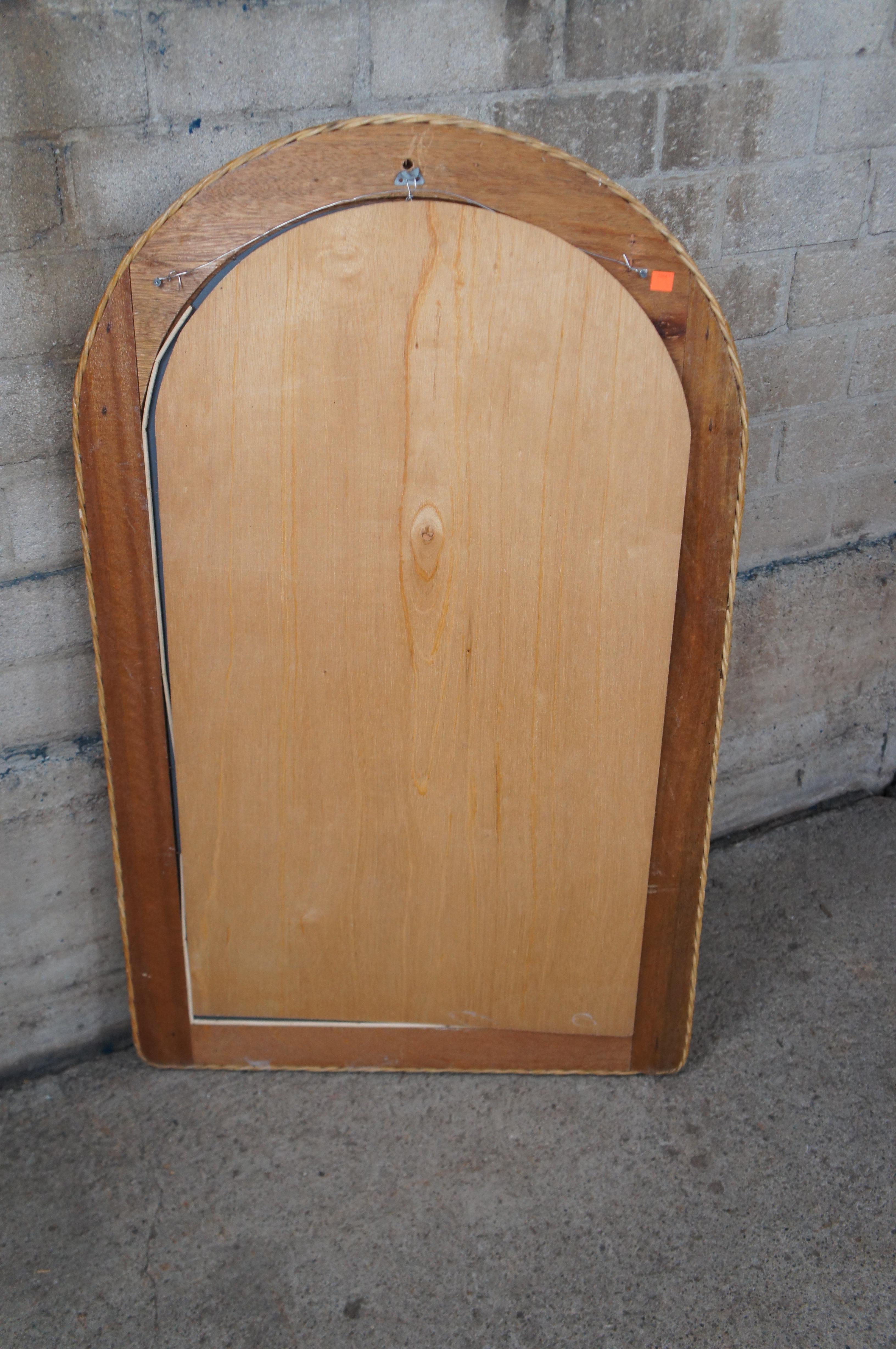 Specchio di vanità vintage in vimini intrecciato ad arco Boho Chic da 43 pollici in vendita 3