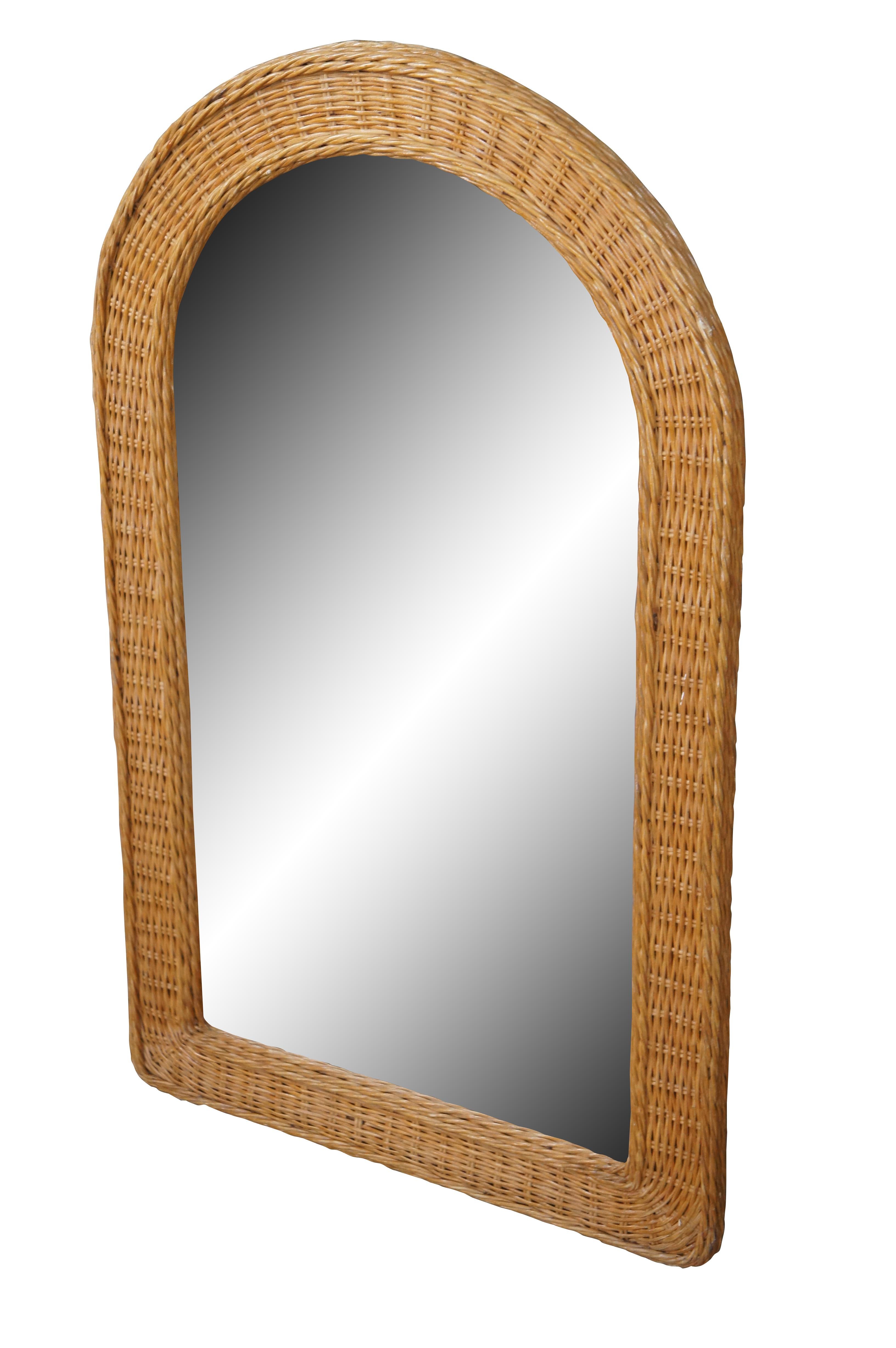 Specchio ad arco in vimini naturale, risalente all'ultimo quarto del XX secolo.  Presenta una struttura in vimini intrecciato e una lastra di vetro a specchio.  

Dimensioni:
26
