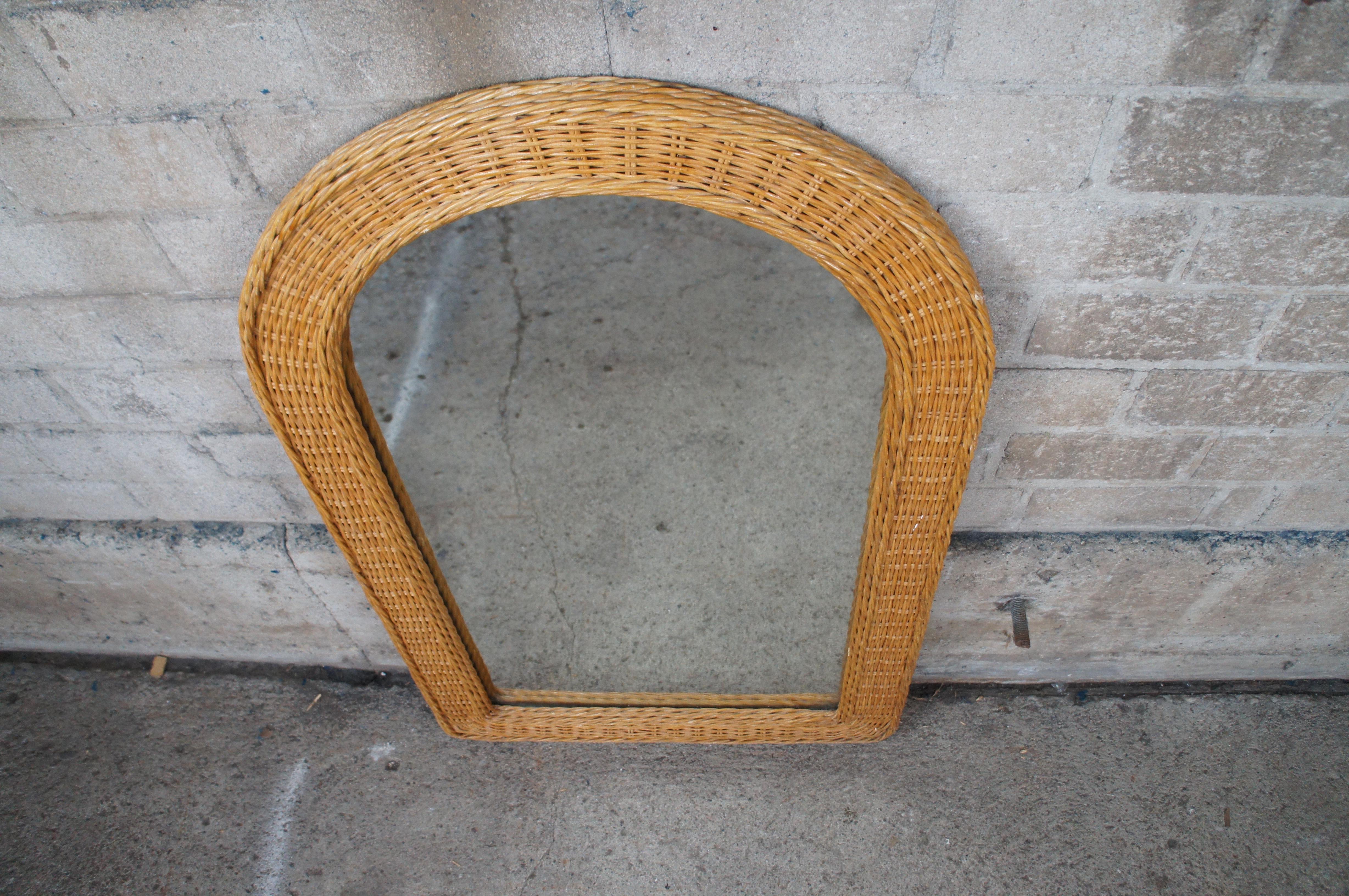 Bohémien Specchio di vanità vintage in vimini intrecciato ad arco Boho Chic da 43 pollici in vendita