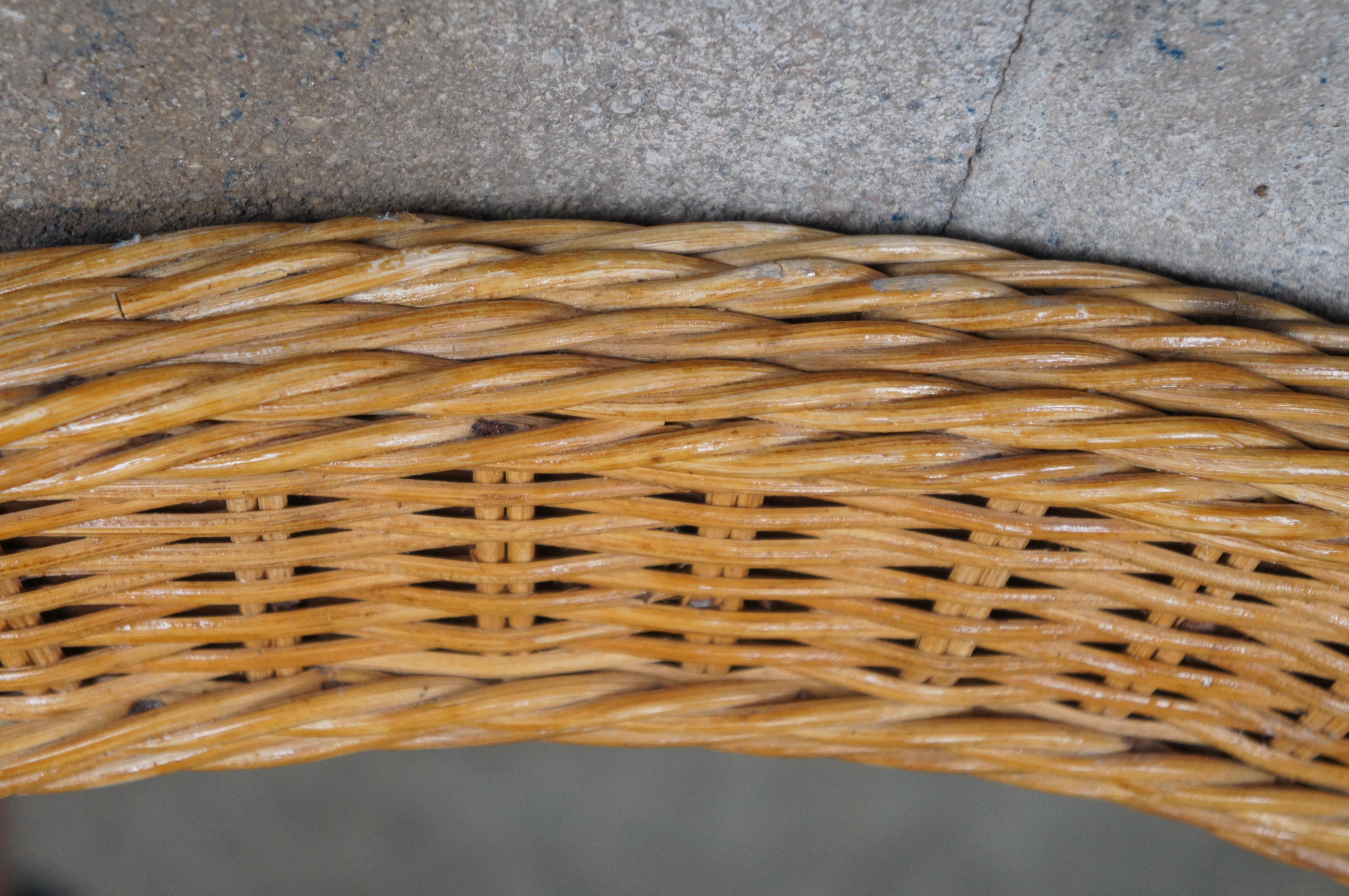 XX secolo Specchio di vanità vintage in vimini intrecciato ad arco Boho Chic da 43 pollici in vendita