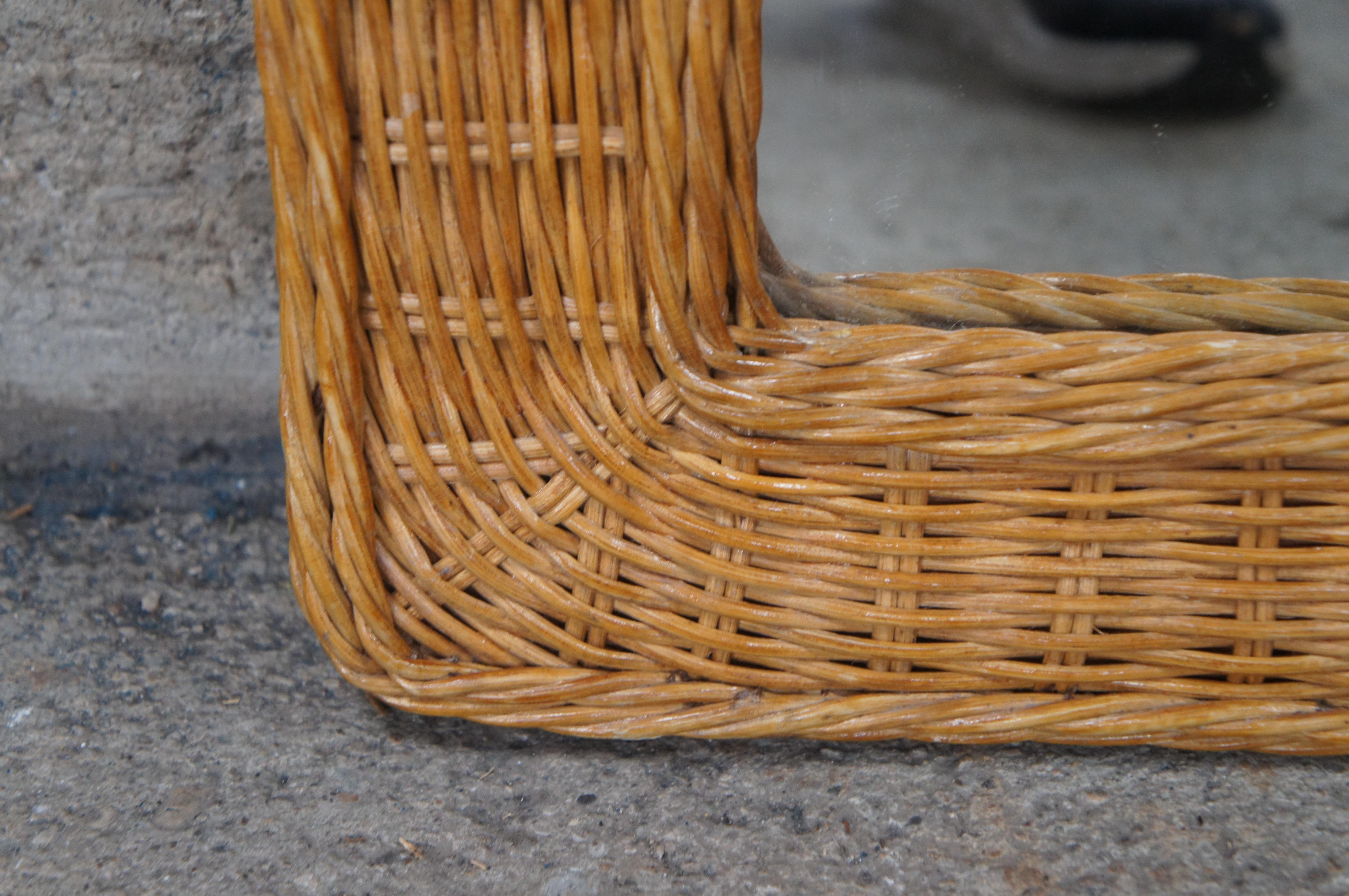 Vimini Specchio di vanità vintage in vimini intrecciato ad arco Boho Chic da 43 pollici in vendita