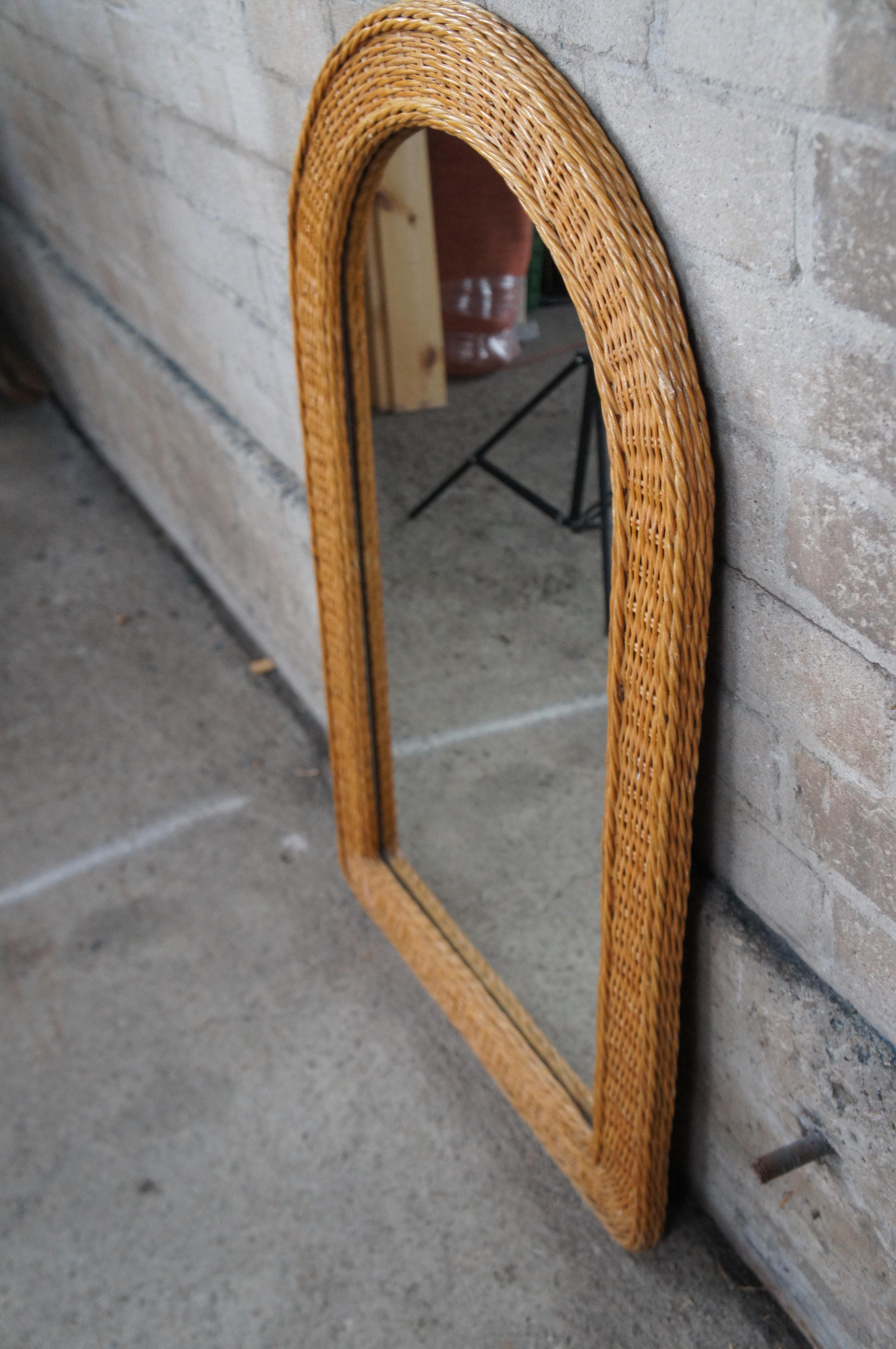 Specchio di vanità vintage in vimini intrecciato ad arco Boho Chic da 43 pollici in vendita 1