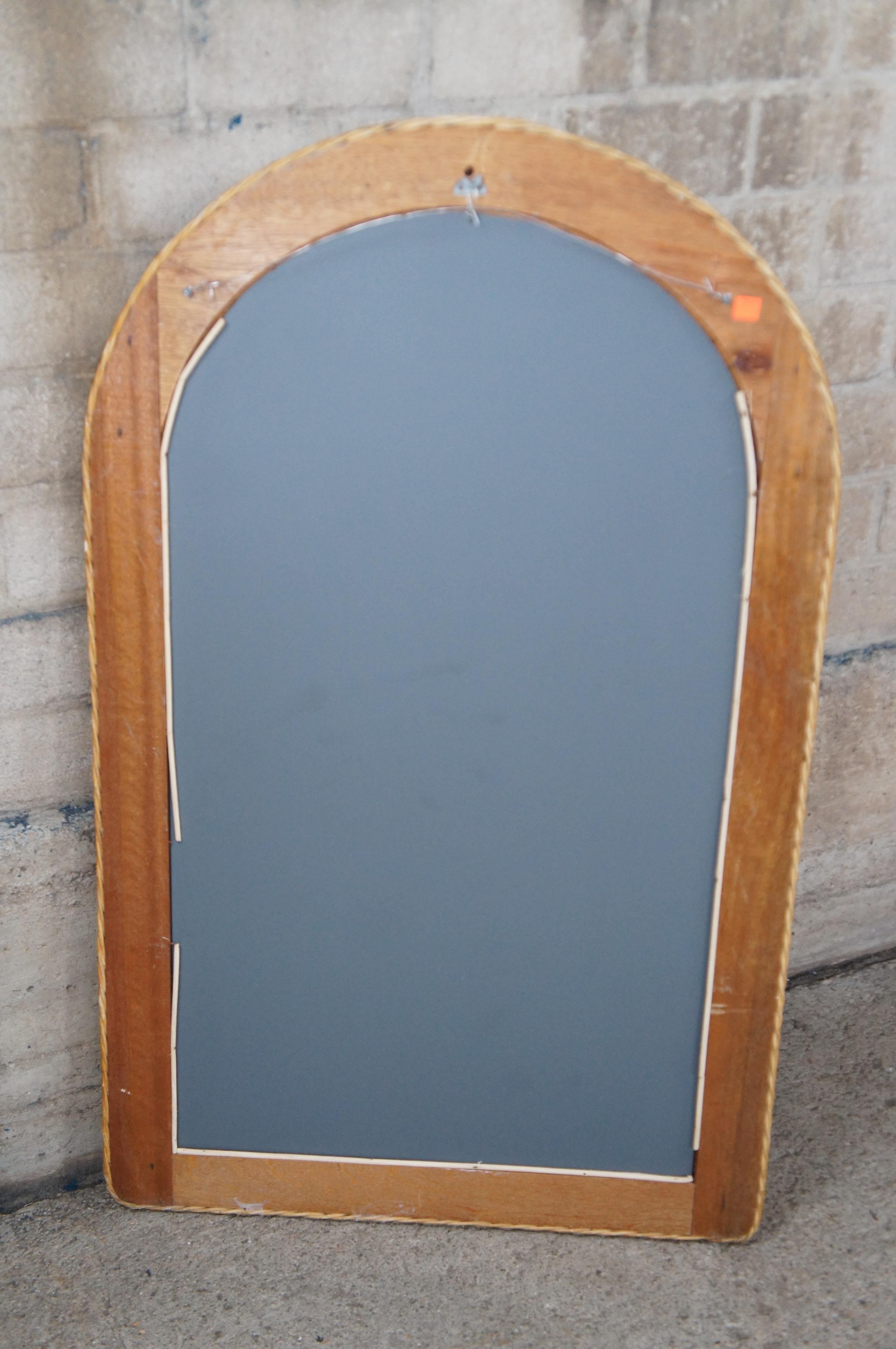 Specchio di vanità vintage in vimini intrecciato ad arco Boho Chic da 43 pollici in vendita 2