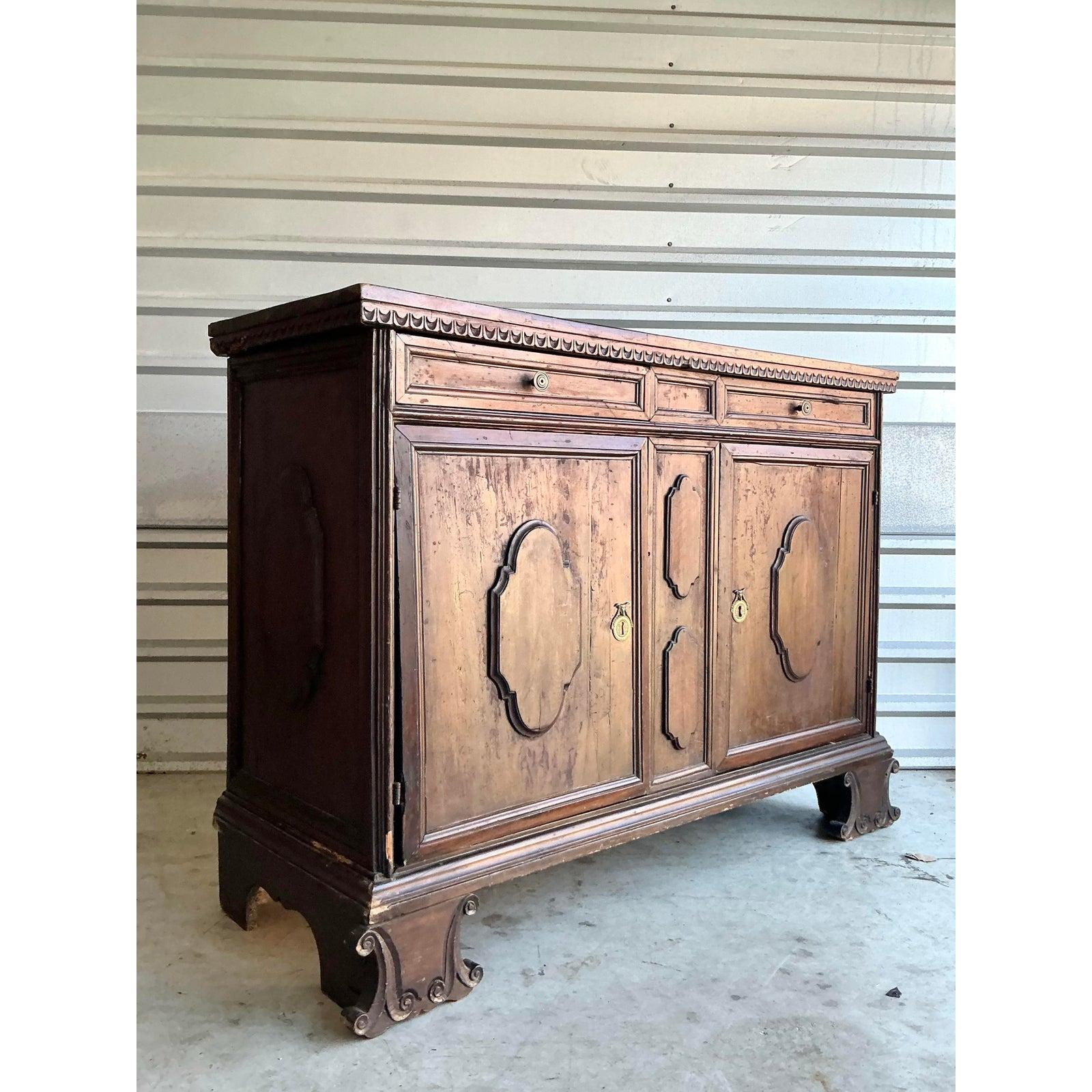 Rustico Buffet in noce toscano vintage Boho del 18° secolo in vendita