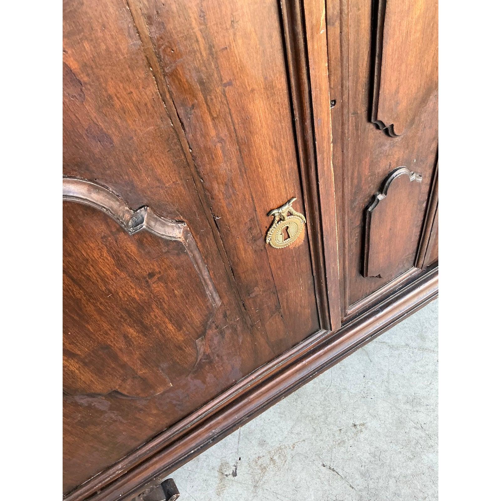 Fino al XVIII secolo Buffet in noce toscano vintage Boho del 18° secolo in vendita