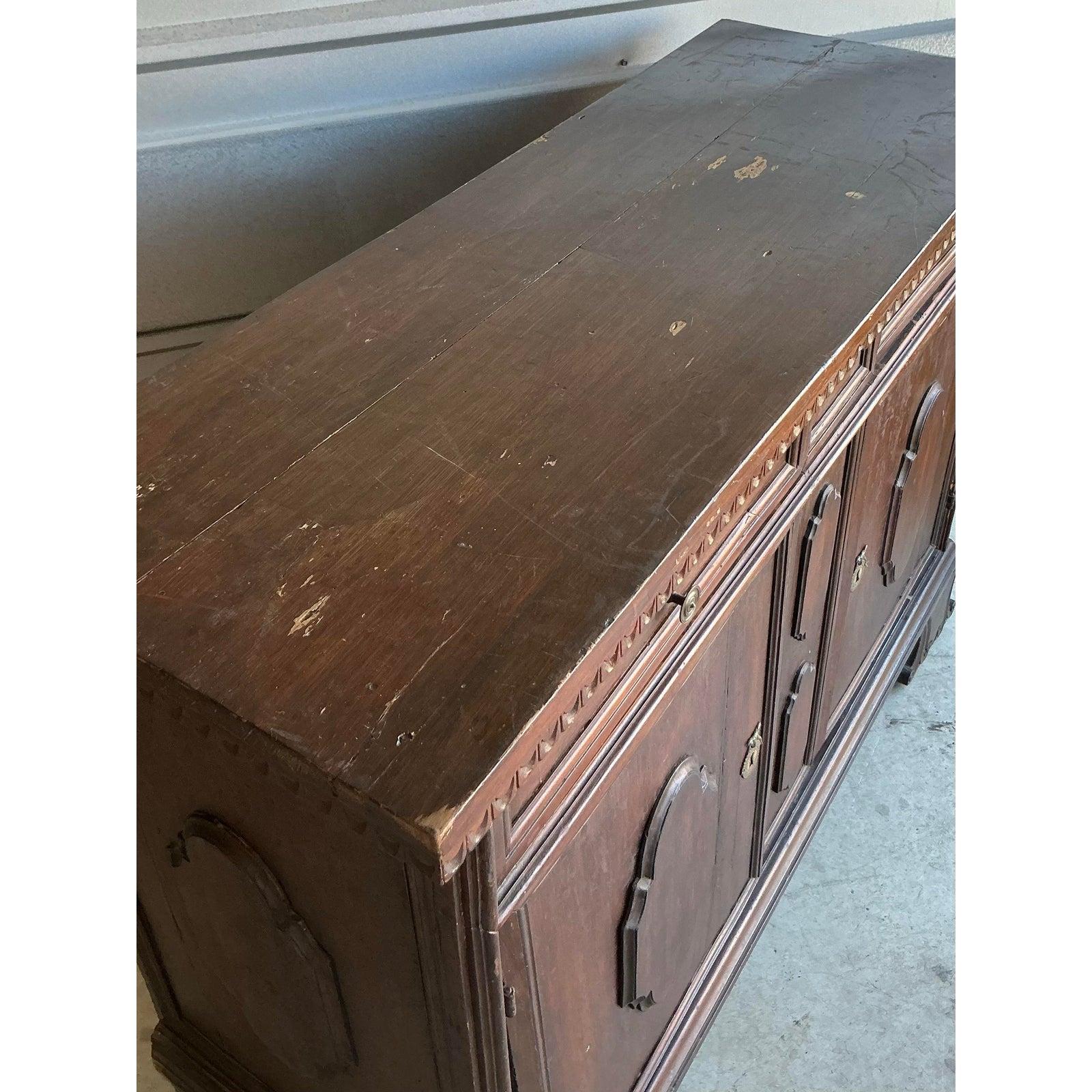 Buffet in noce toscano vintage Boho del 18° secolo in vendita 2