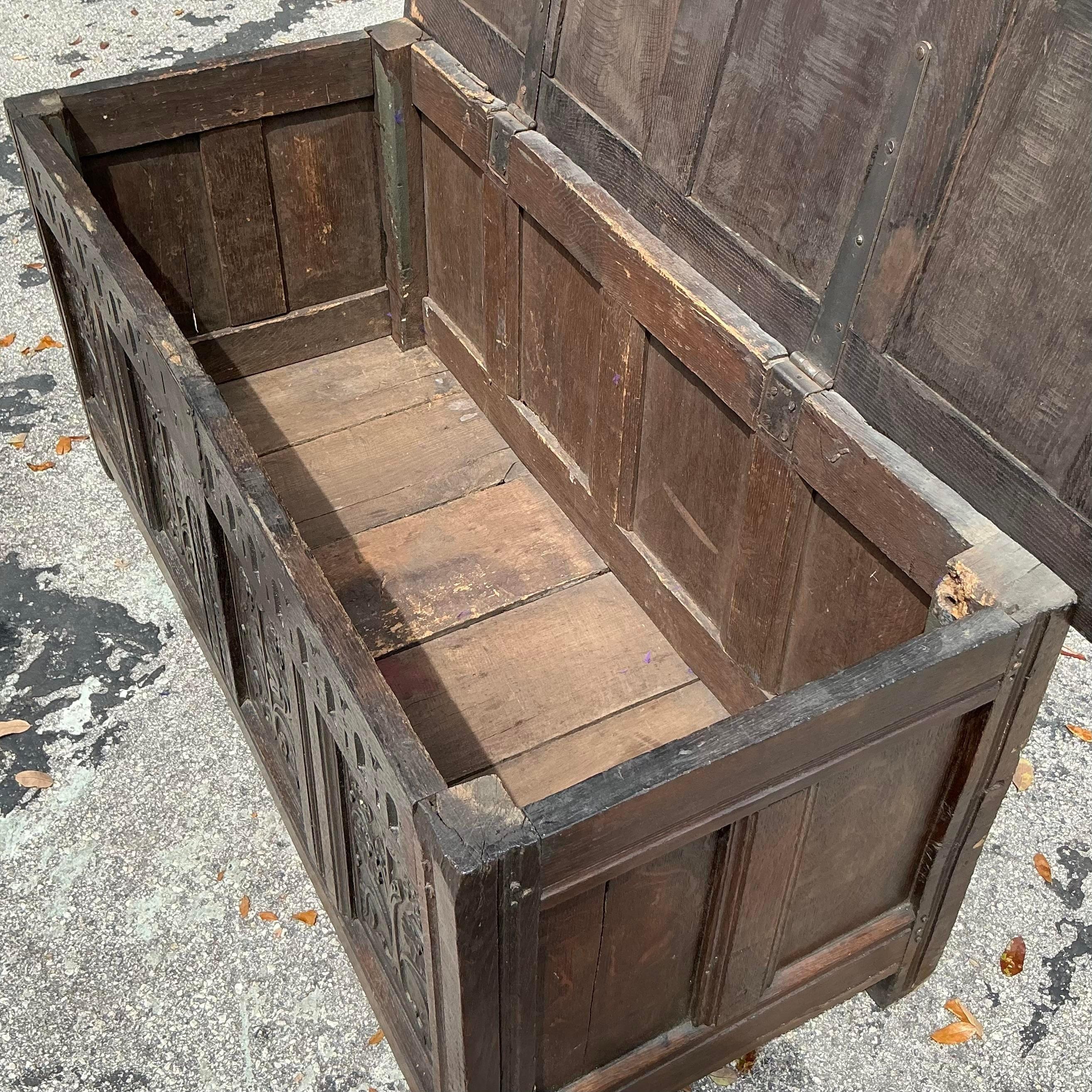 Ammira il 'Vintage Boho 18th Century Carved Blanket Chest', un tesoro di artigianato storico e fascino bohémien. Con i suoi intricati intagli e la patina invecchiata, questa cassapanca emana una miscela di fascino rustico ed eleganza antica.