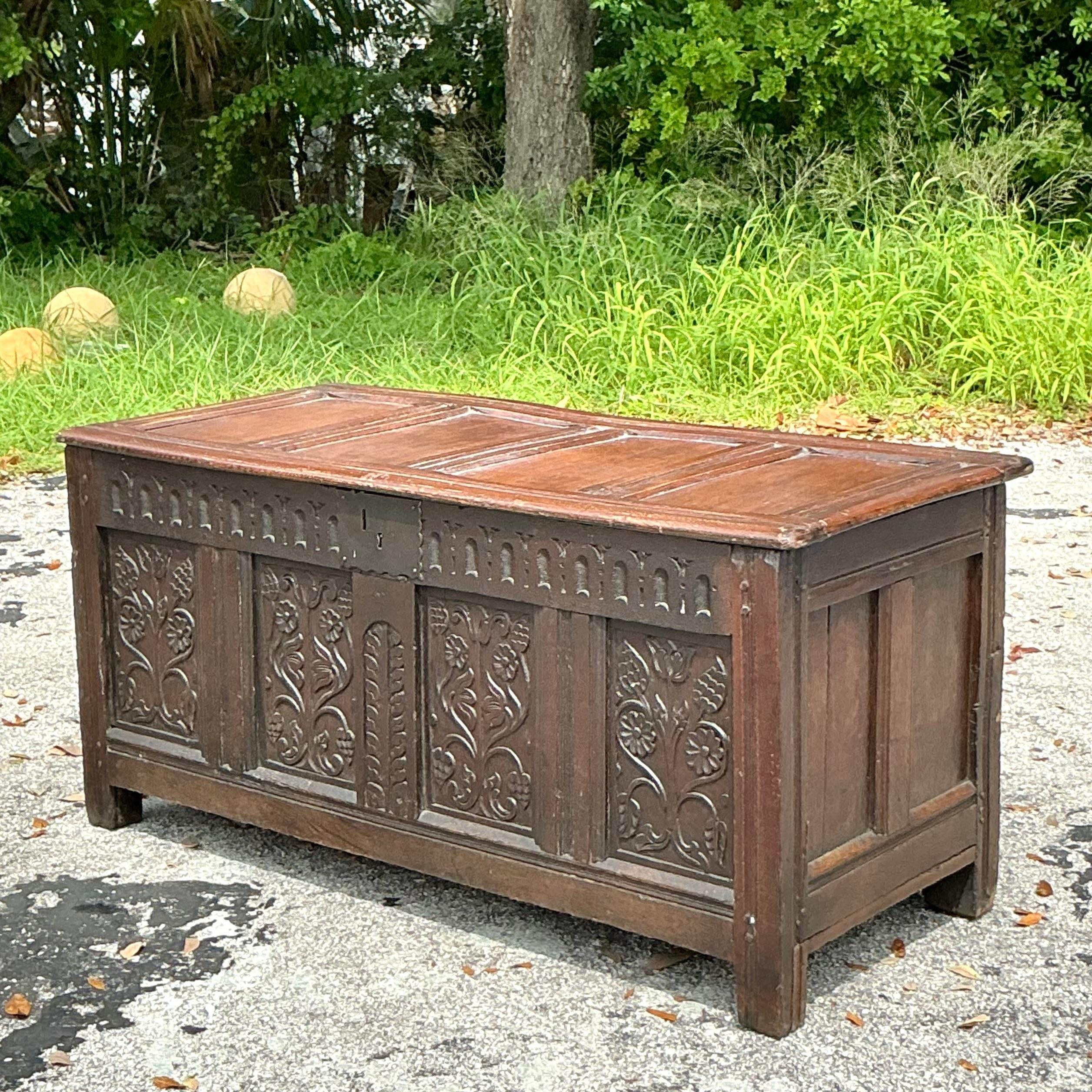Rustico Cassapanca intagliata vintage Boho del 18° secolo in vendita