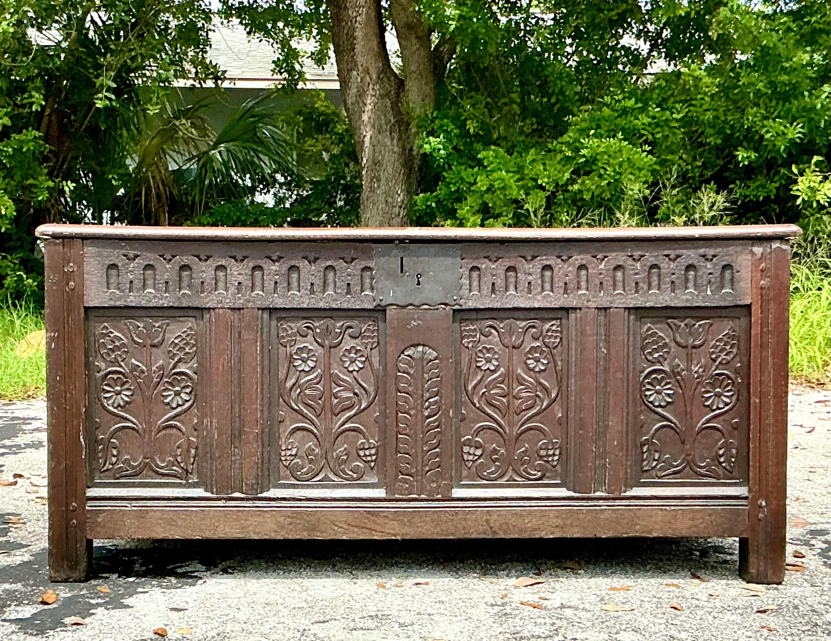 Cassapanca intagliata vintage Boho del 18° secolo In condizioni buone in vendita a West Palm Beach, FL