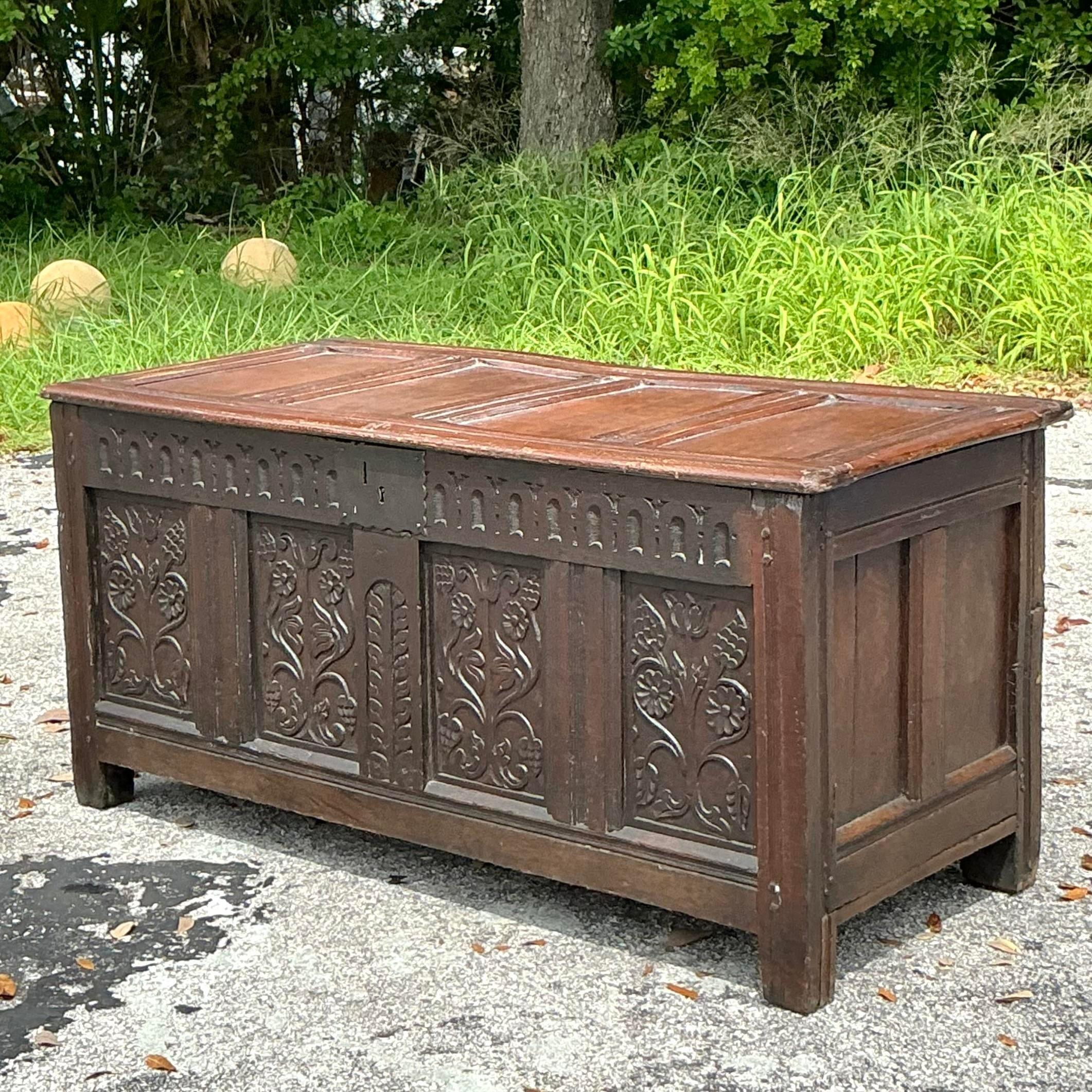 XVIII secolo Cassapanca intagliata vintage Boho del 18° secolo in vendita