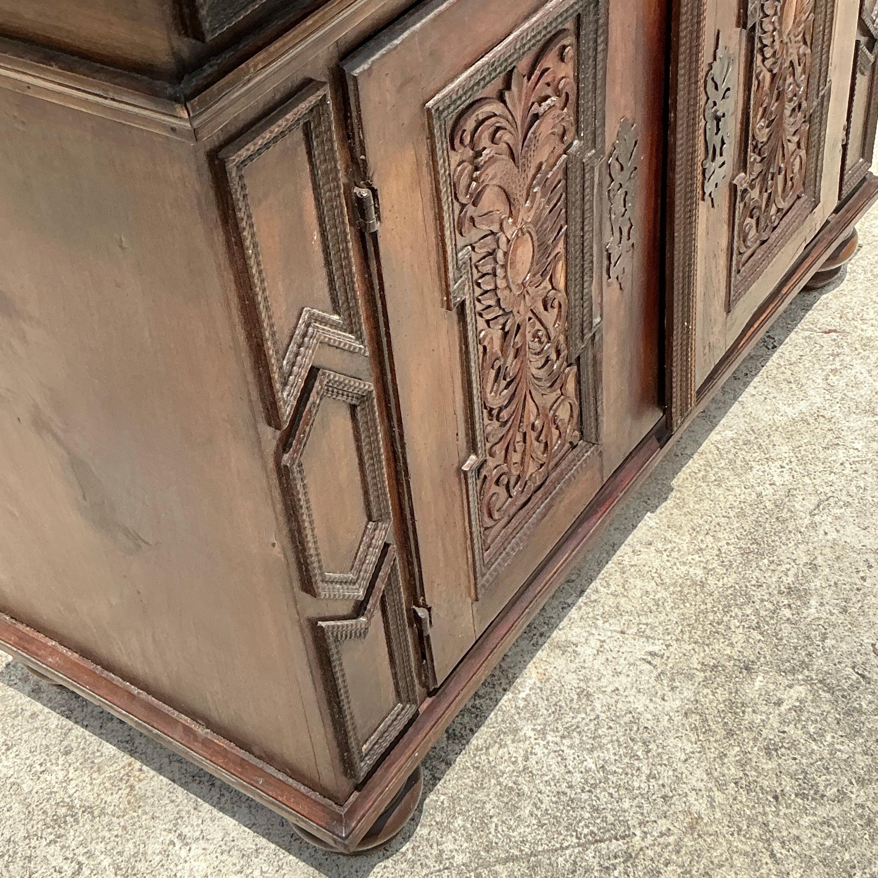 Infusez votre maison avec un charme rustique en utilisant notre armoire primitive Vintage Boho 18e siècle de style américain. Cette pièce unique met en valeur l'artisanat intemporel du XVIIIe siècle, mêlant l'élégance primitive au style bohème pour
