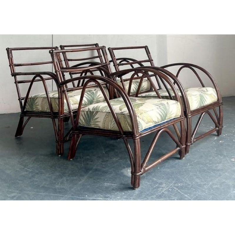 Fai un salto indietro nel tempo con questo eccezionale set di quattro poltrone lounge, che trasudano l'eleganza snella della tarda epoca Art Déco. Realizzata con maestria in rattan curvato, ogni sedia presenta uno splendido braccio a cascata e una