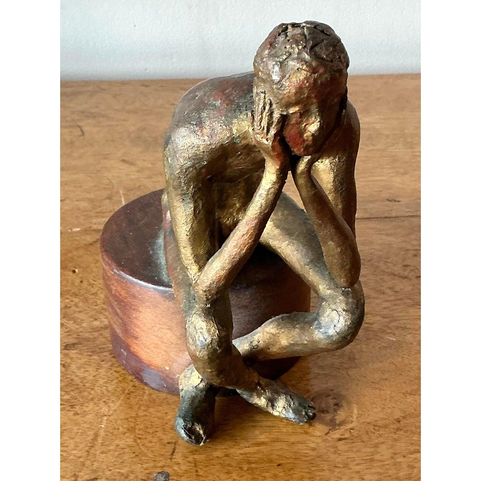 Cattura lo spirito espressivo dell'epoca del Mid-Century con questa avvincente scultura figurata del 1957 dell'artista Walt Haynes. Questo pezzo unico mette in mostra una figura maschile contemplativa, resa con una sensibilità cruda e modernista e