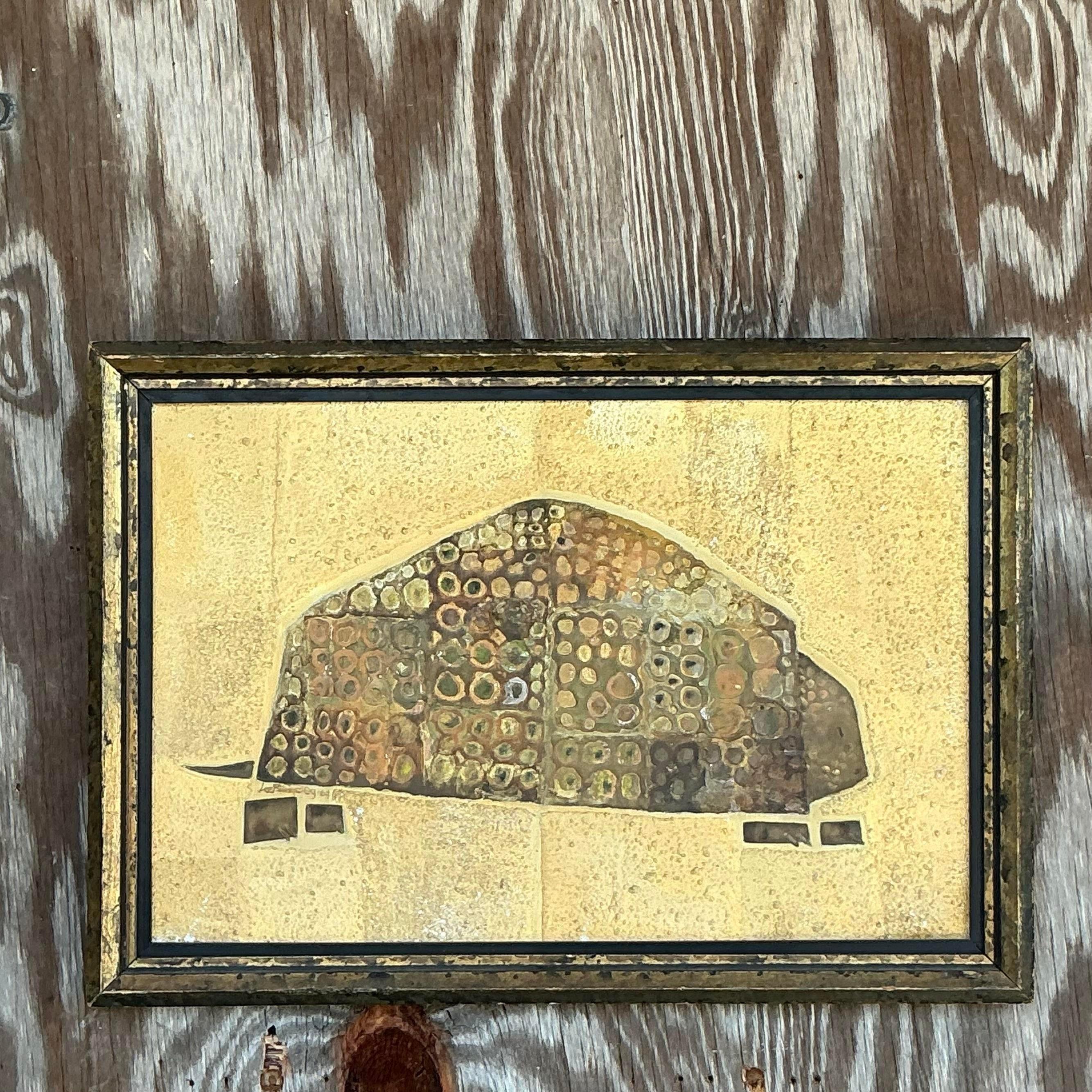 Verleihen Sie Ihrer Einrichtung mit diesem Vintage Boho 1964 Original Mixed Media Gürteltier einen schrulligen Touch. Dieses einzigartige Stück kombiniert verschiedene MATERIALIEN zu einer skurrilen und künstlerischen Darstellung eines Gürteltiers,