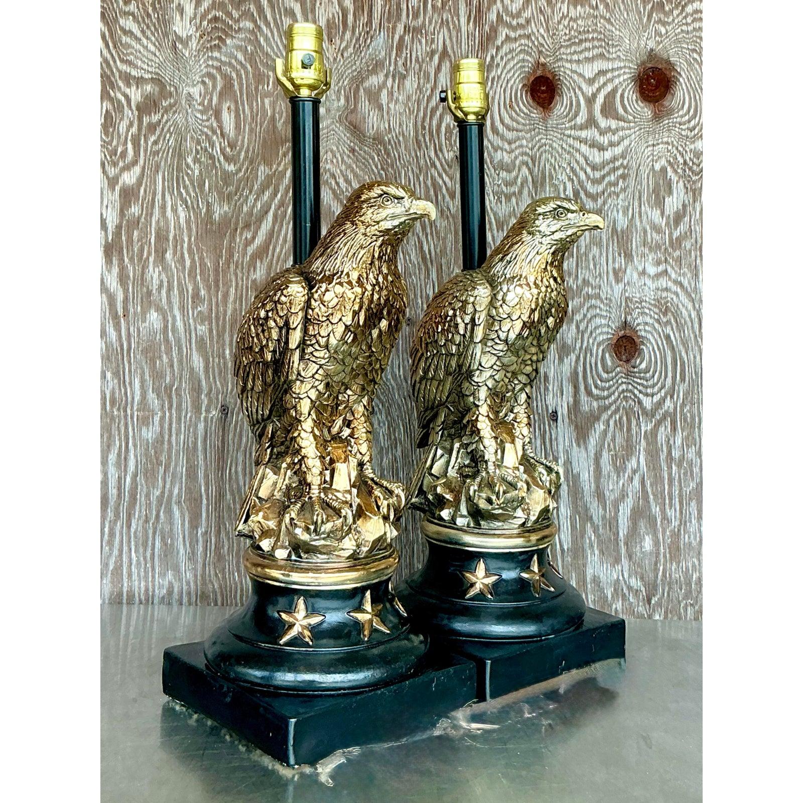De presencia imponente y espíritu patriótico, este llamativo par de Lámparas Águila Dorada Pieri Tullio Vintage Boho aporta elegancia escultural y grandeza histórica a cualquier interior. Fundidas con notable detalle, las majestuosas águilas se