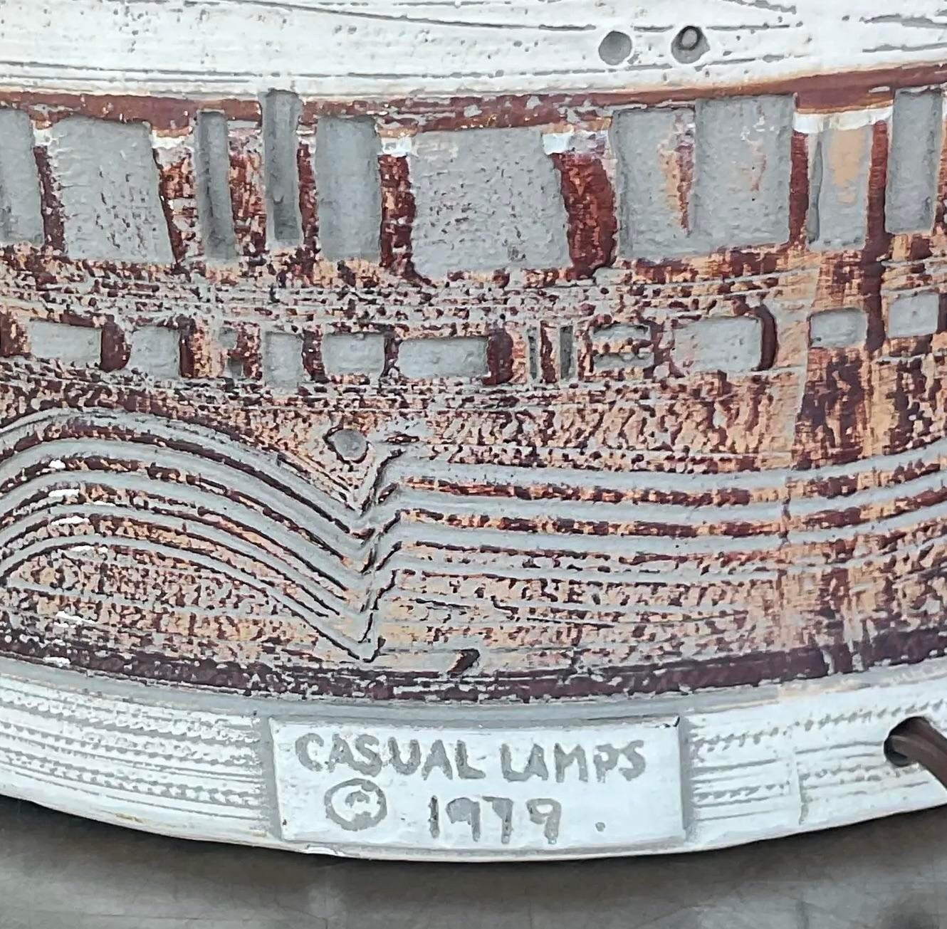 Ilumina tu espacio con un encanto atemporal utilizando este par de lámparas casuales Boho vintage de los años 70. Con un auténtico estilo americano, estas lámparas combinan tonos terrosos y un diseño ecléctico, perfecto para añadir un toque cálido y